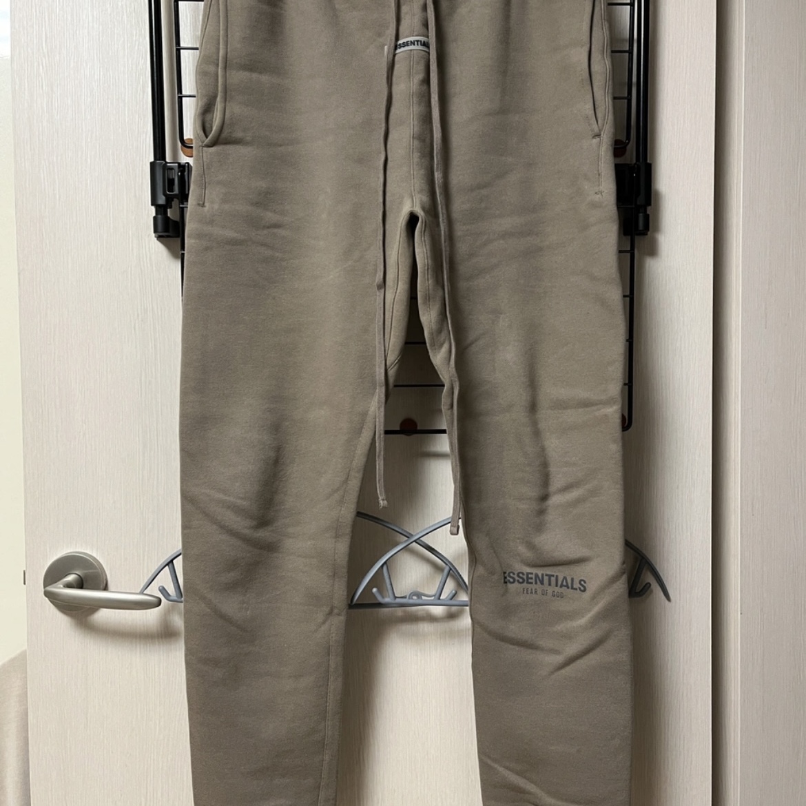 Essentials Relaxed Sweatpants Desert Taupe - 22SS 착용 스타일