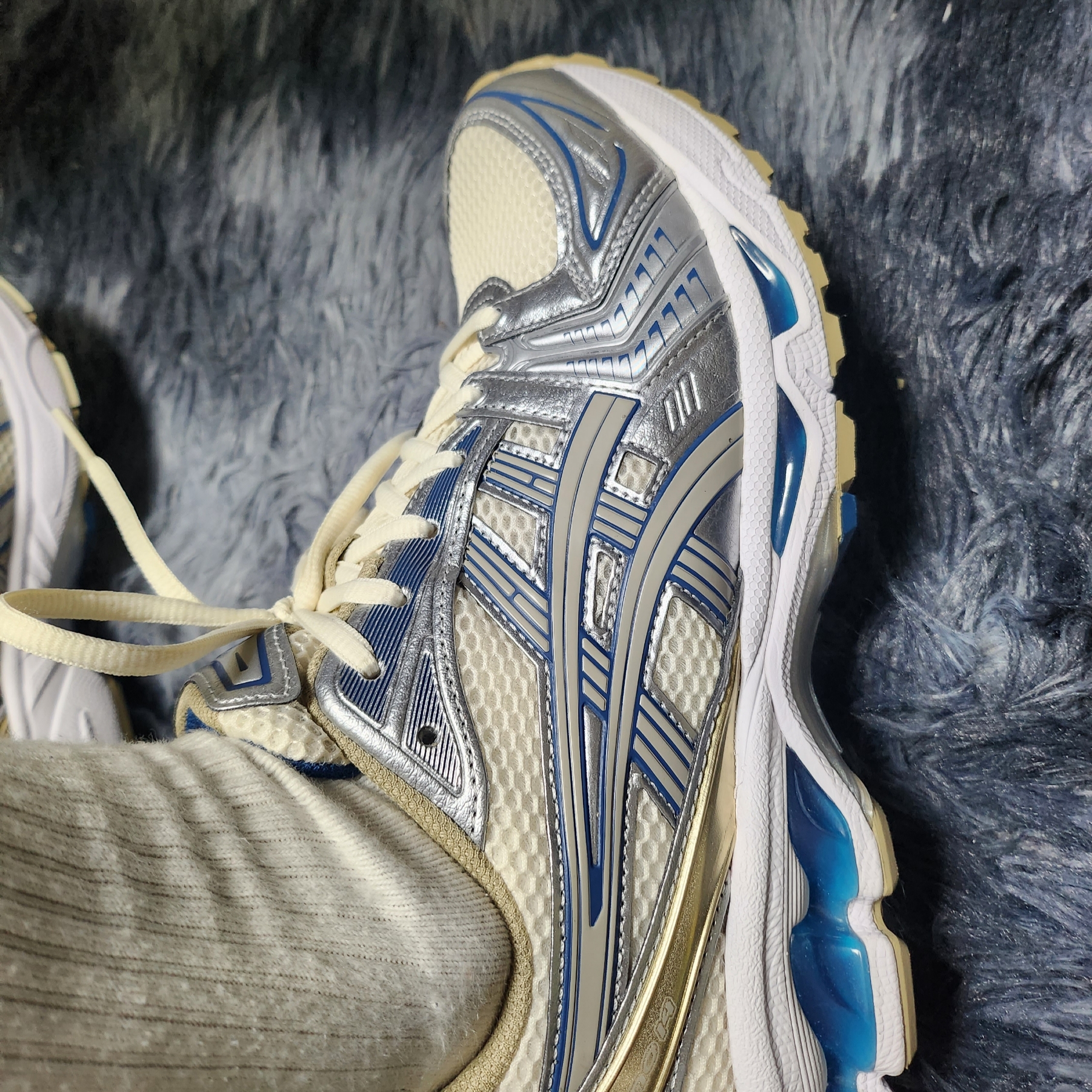 Asics Gel-Kayano 14 Cream Pure Silver 착용 스타일 - 2