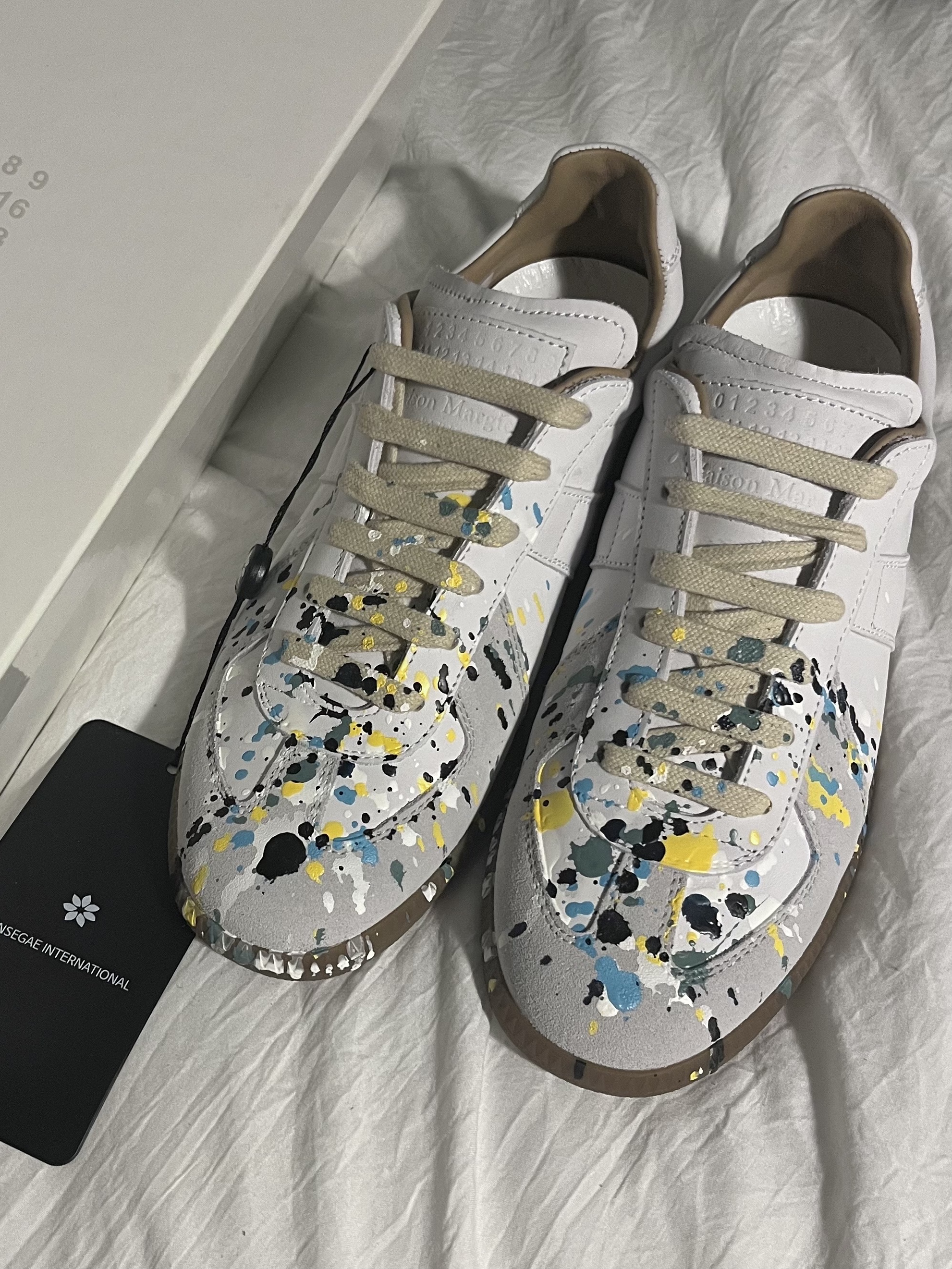 (W) Maison Margiela Replica Paint Drop Sneakers Light Grey 착용 스타일 - 2