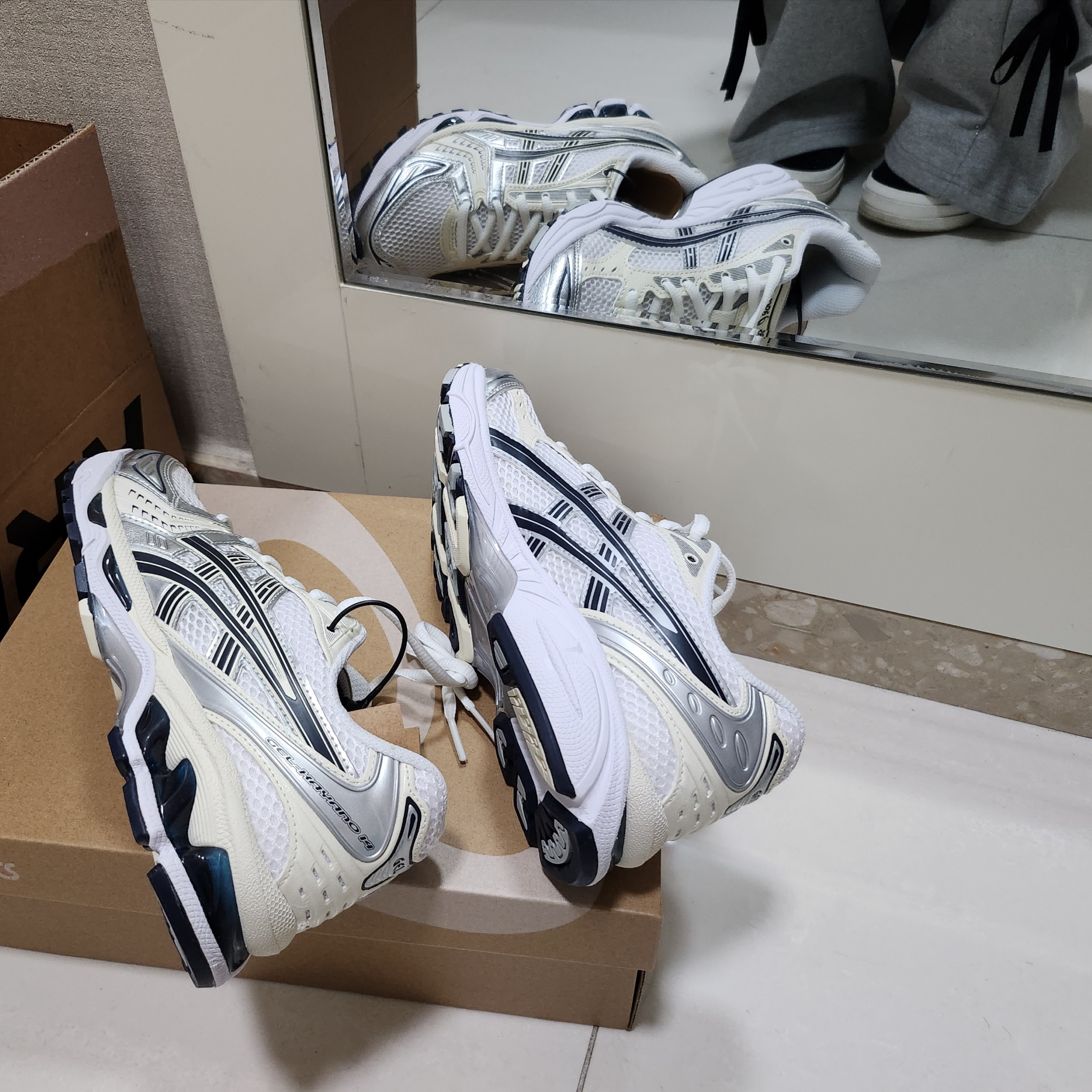 (W) Asics Gel-Kayano 14 White Midnight 착용 스타일 - 4