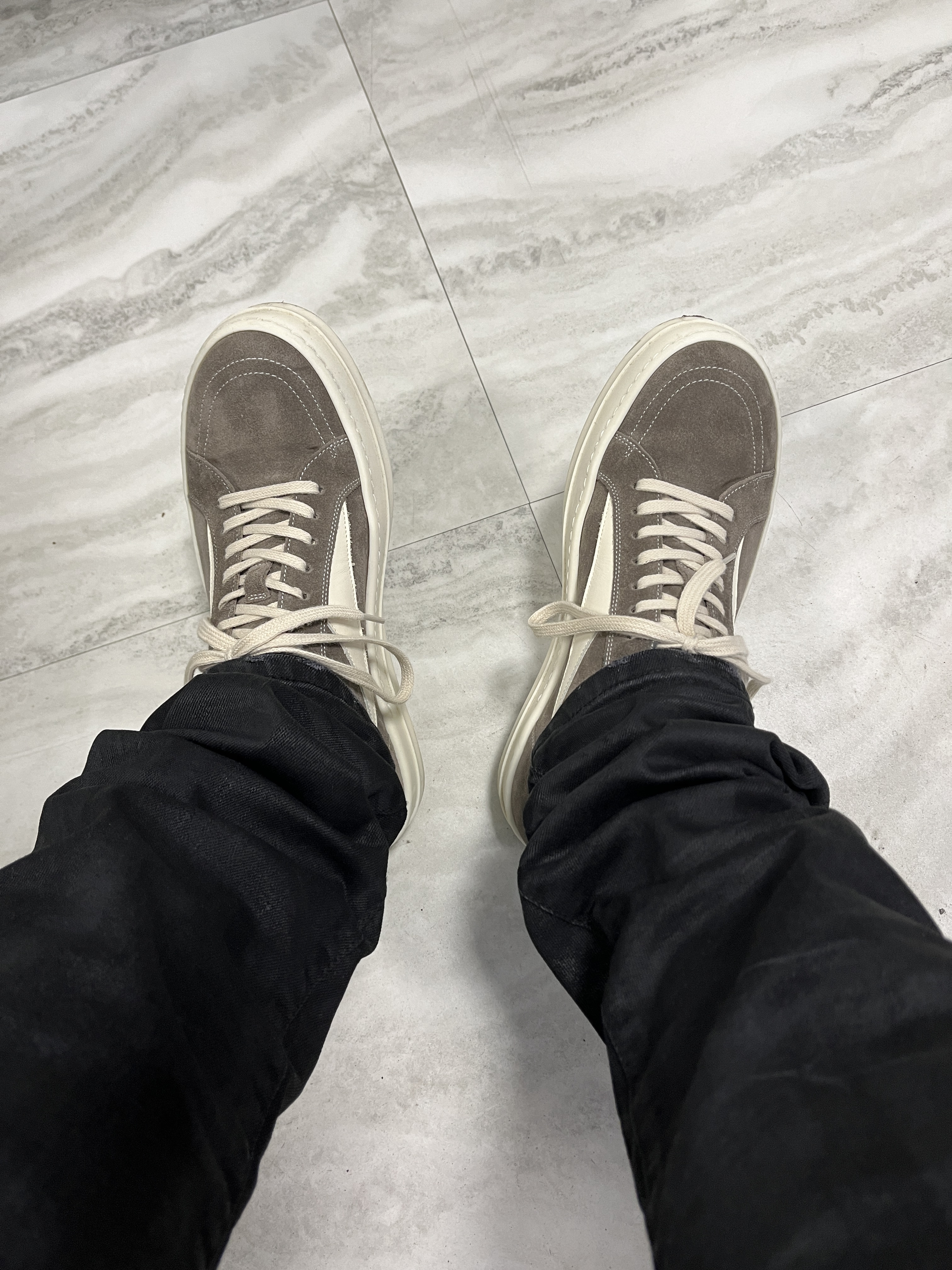 Rick Owens Suede Vintage Sneakers Dust 착용 스타일