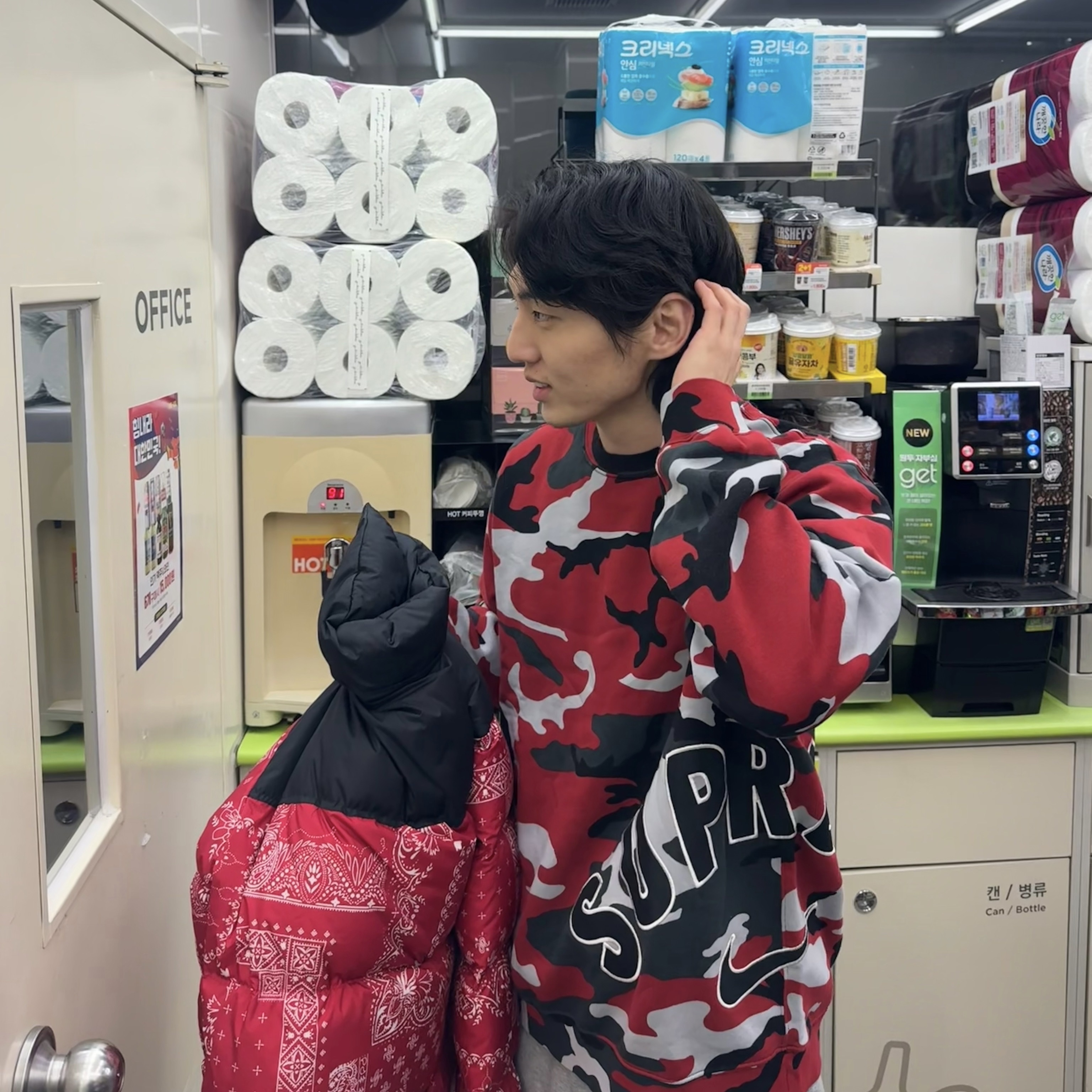 Supreme x Nike Arc Crewneck Red Camo- 22SS 착용 스타일