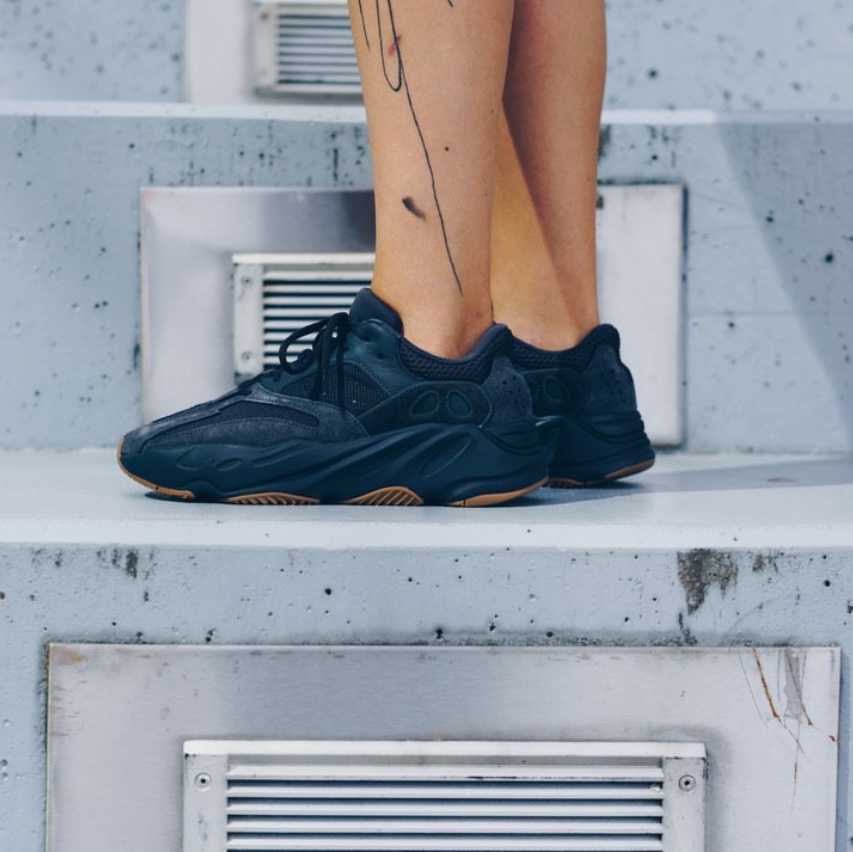 Adidas Yeezy Boost 700 Utility Black 2023 착용 스타일 - 10