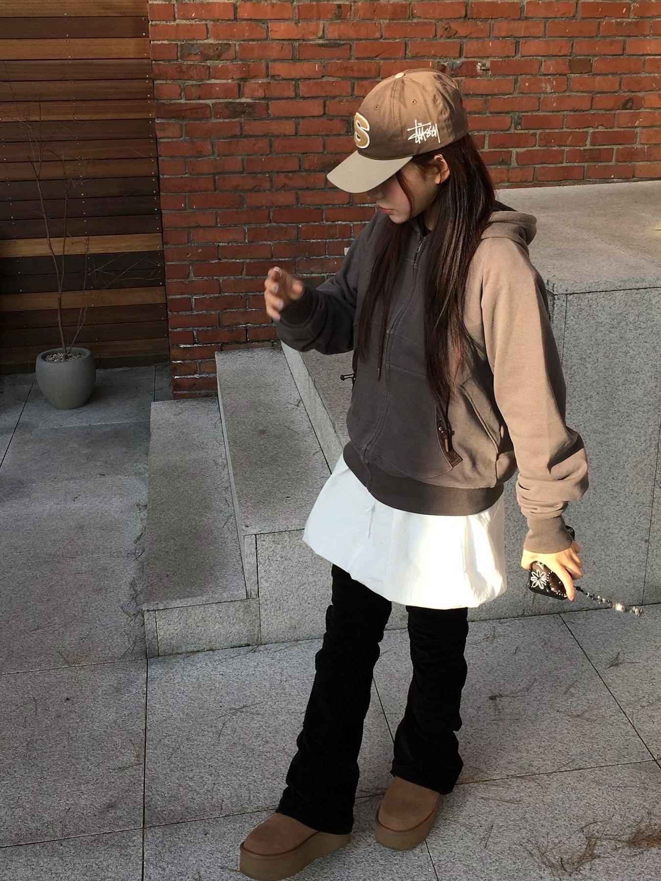 Stussy Chenille S Low Pro Cap Brown, (W) UGG Classic Mini Platform Boots Chestnut 착용 스타일