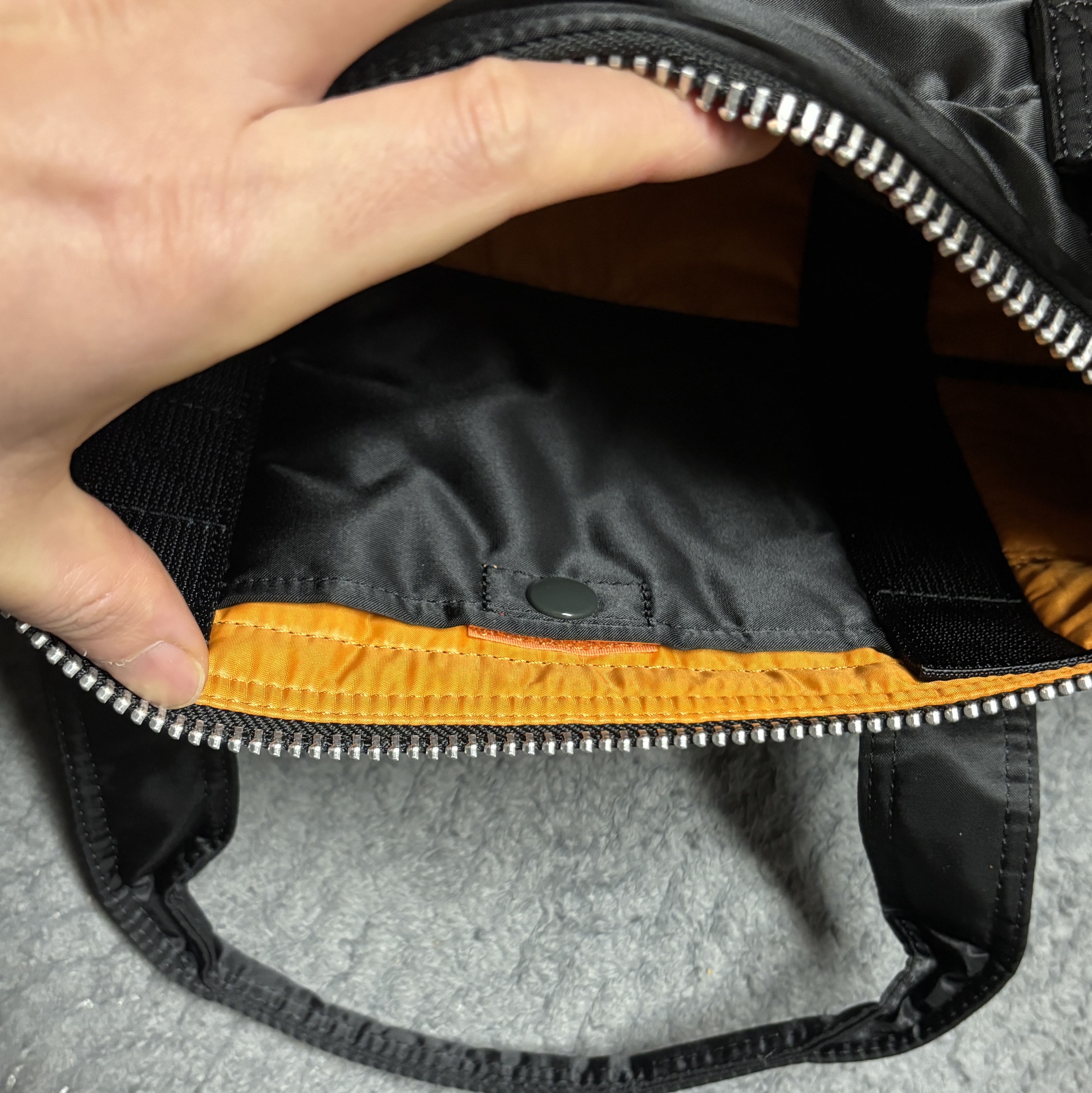 Porter Tanker 2Way Duffle Bag S Black 착용 스타일 - 4