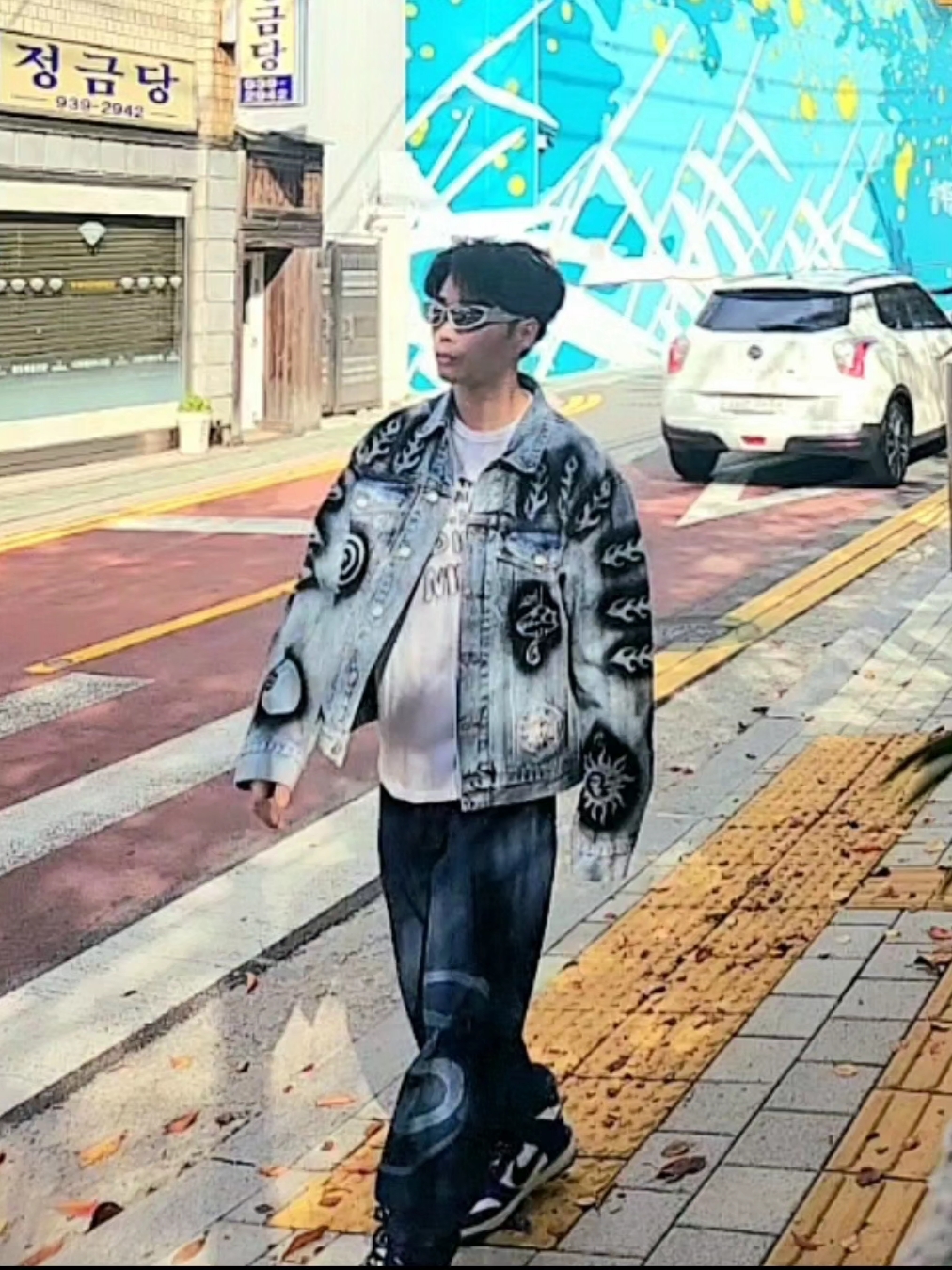 Stussy x Dries Van Noten Hand Stencilled Denim Jacket Washed Blue, Nike x Ambush Dunk High Deep Royal Blue 착용 스타일 - 1