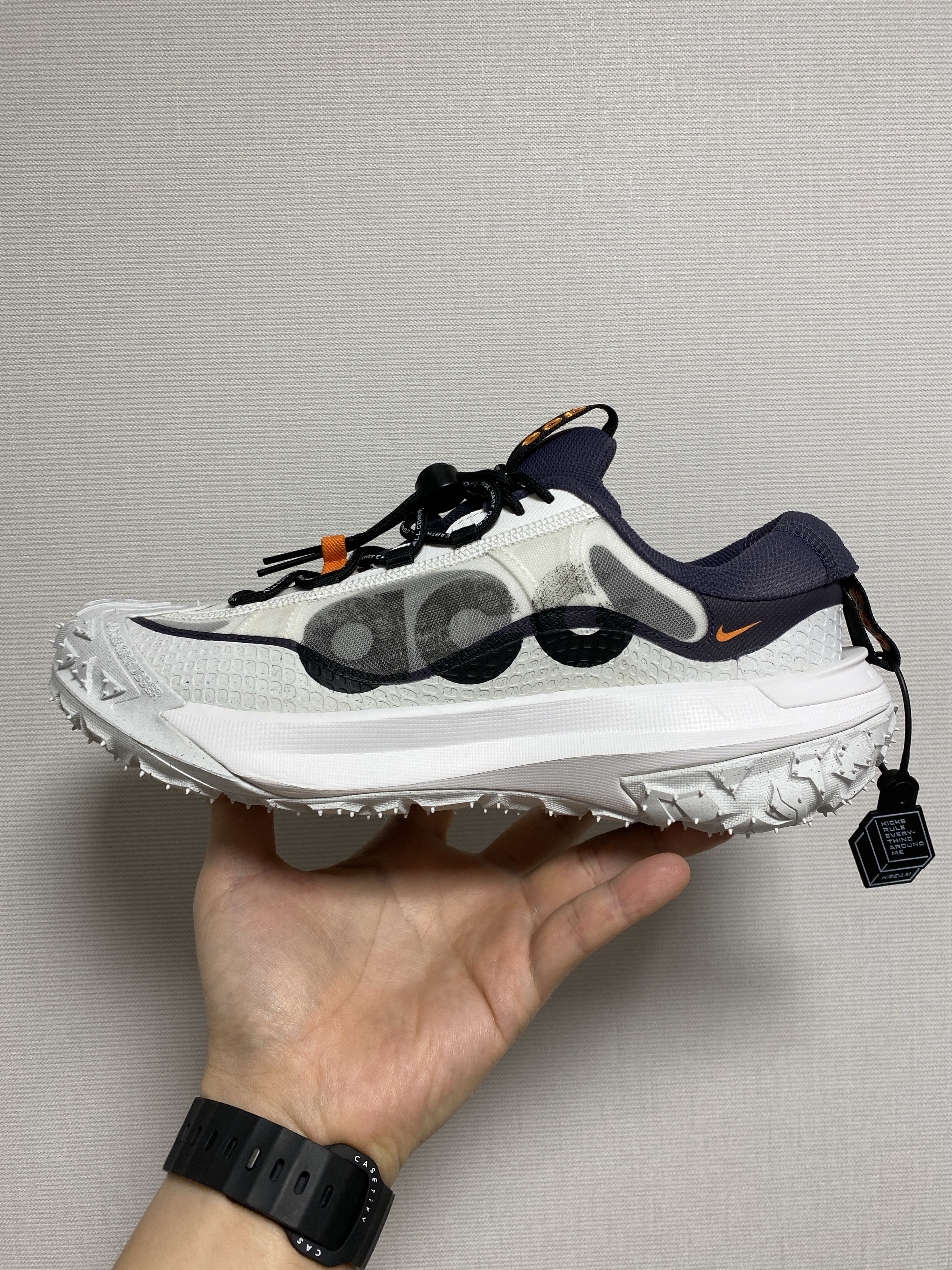 Nike ACG Mountain Fly 2 Low Summit White and Bright Mandarin 착용 스타일 - 1