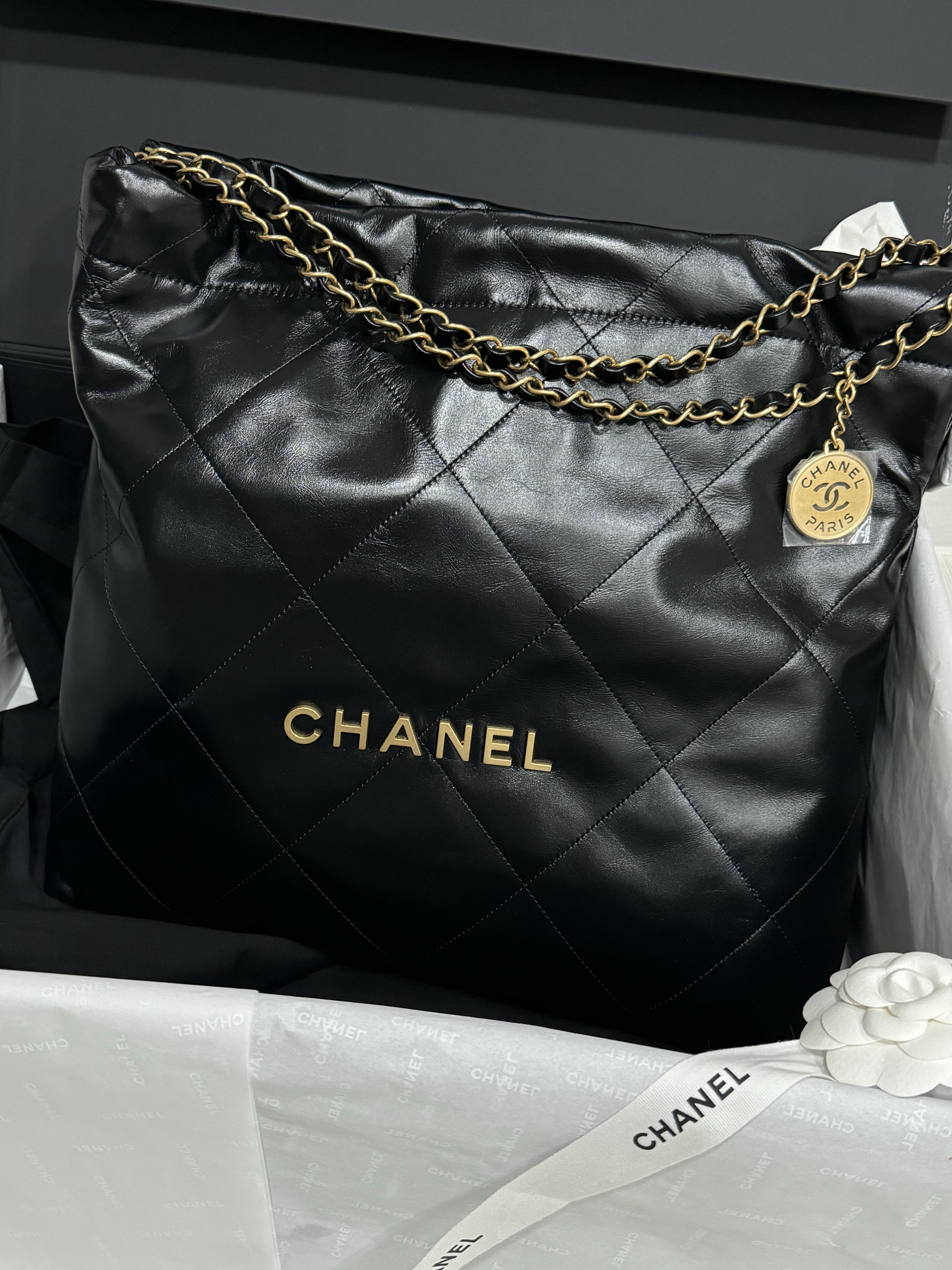 Chanel 22 Medium Handbag Shiny Calfskin & Gold Black 착용 스타일 - 3