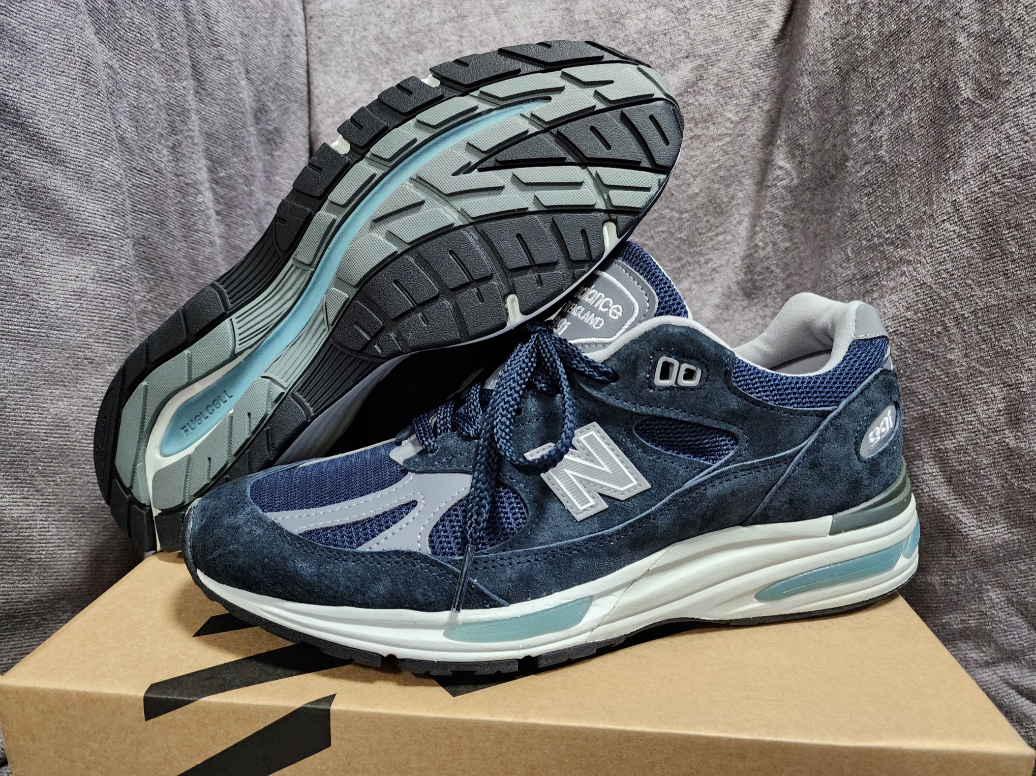 New Balance 991v2 Made in UK Dark Navy Smoked Pearl, New Balance x Stone Island 991v2 Made in UK Black Olive Night 착용 스타일 - 2