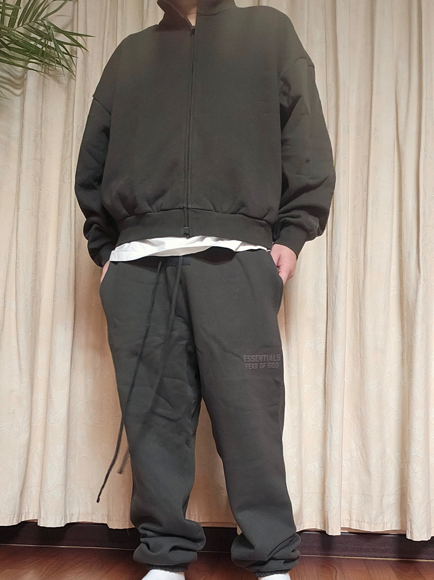 (W) Essentials Full Zip Jacket Off Black - 23SS, Essentials Sweatpants Off Black - 23SS 착용 스타일 - 5