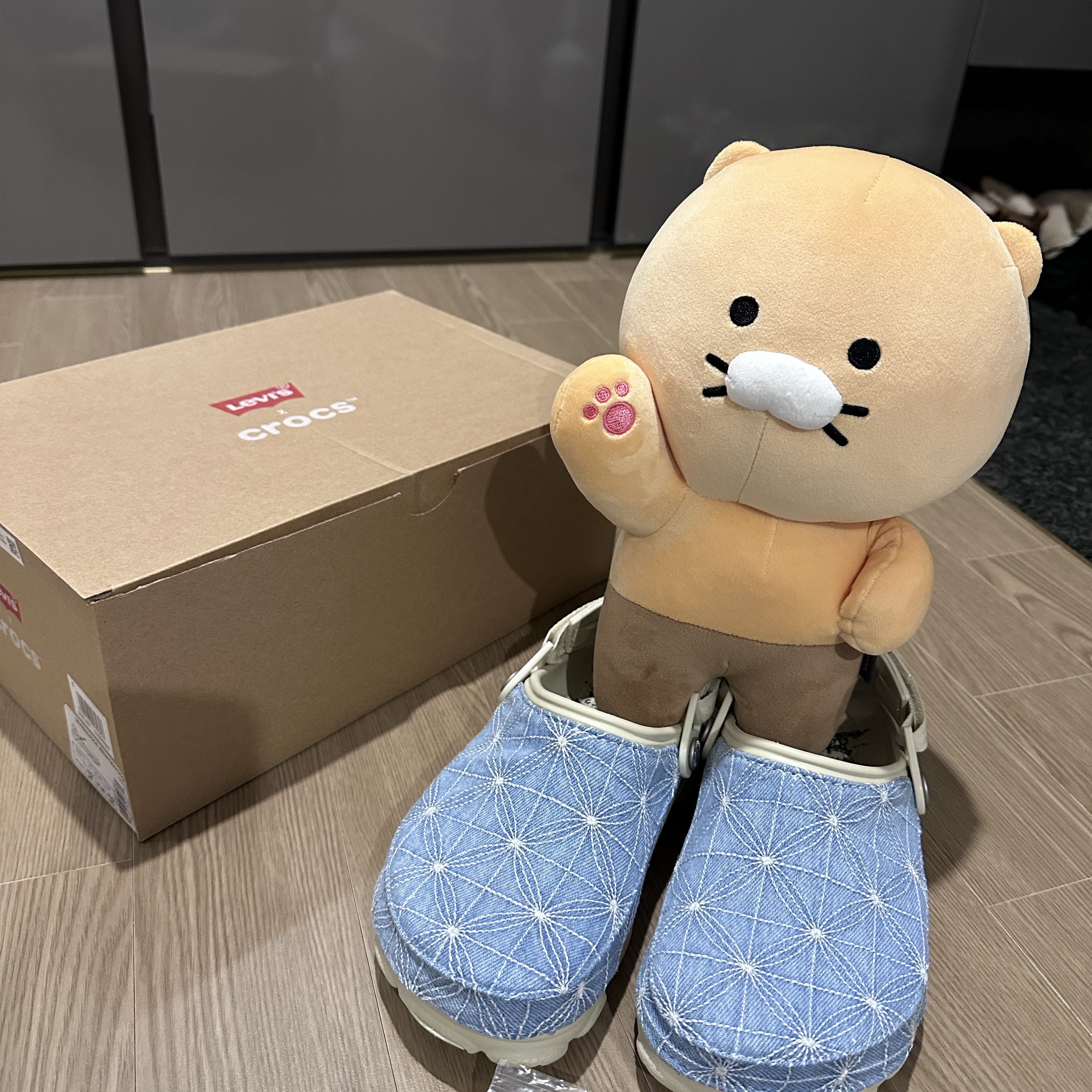 Crocs x Levi's All Terrain Clog Bone Blue 착용 스타일 - 1