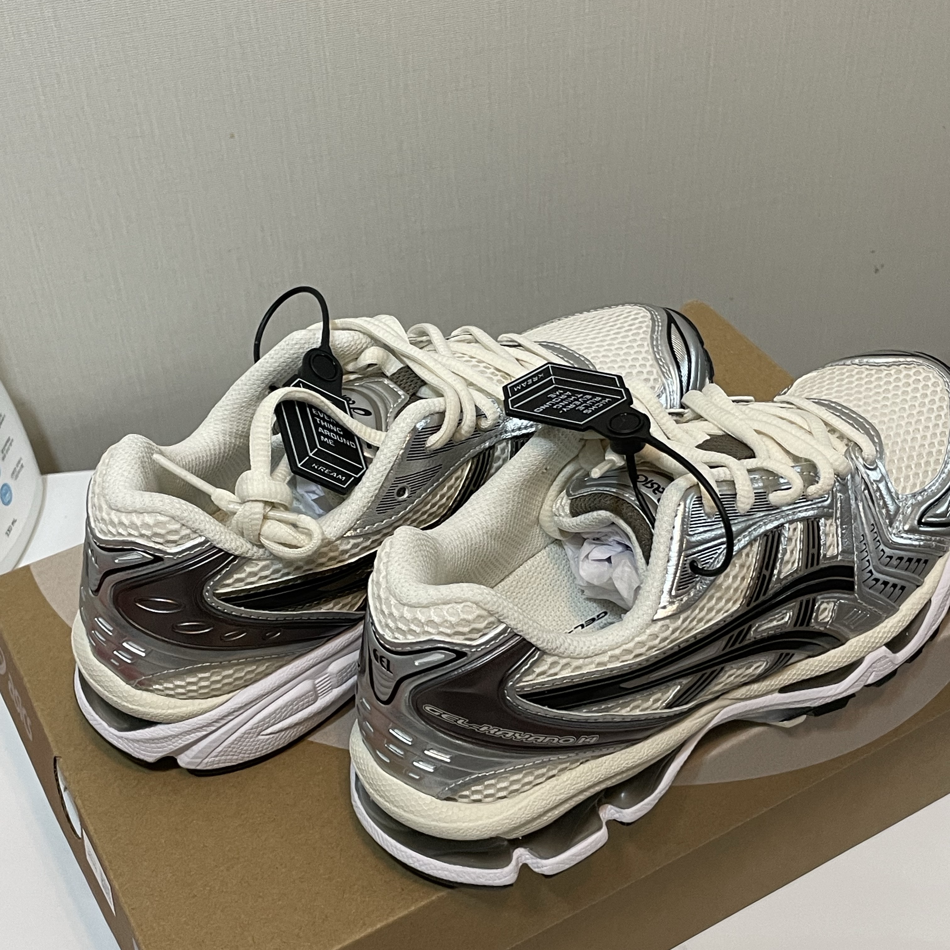 Asics Gel-Kayano 14 Cream Black 착용 스타일