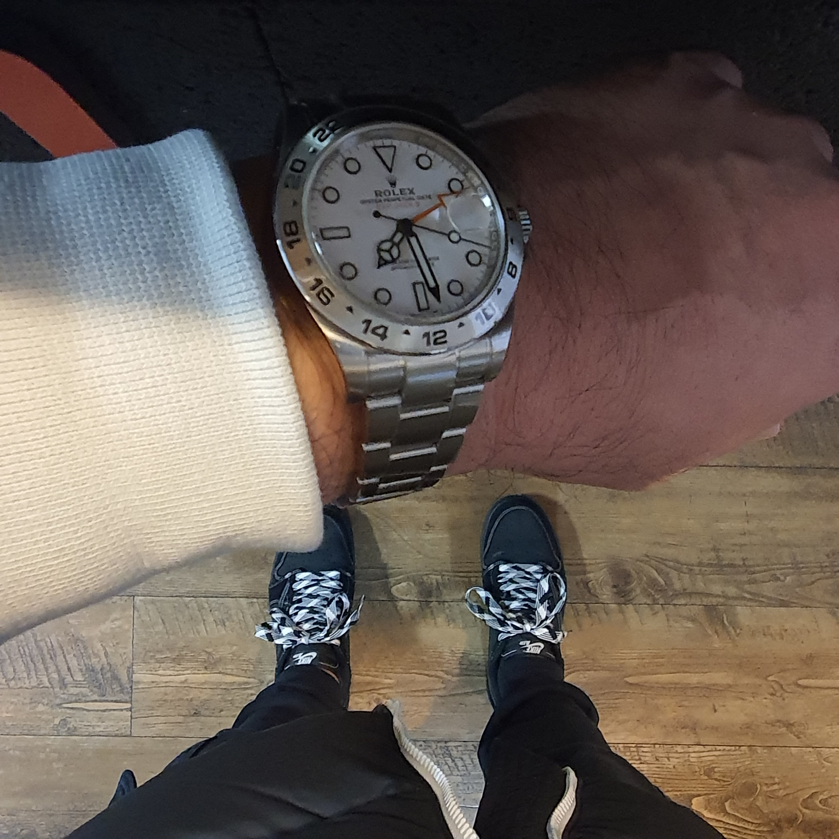 Jordan 1 x Travis Scott Retro Low OG SP Black Phantom, Rolex Explorer II 42mm 226570 White Oyster 착용 스타일