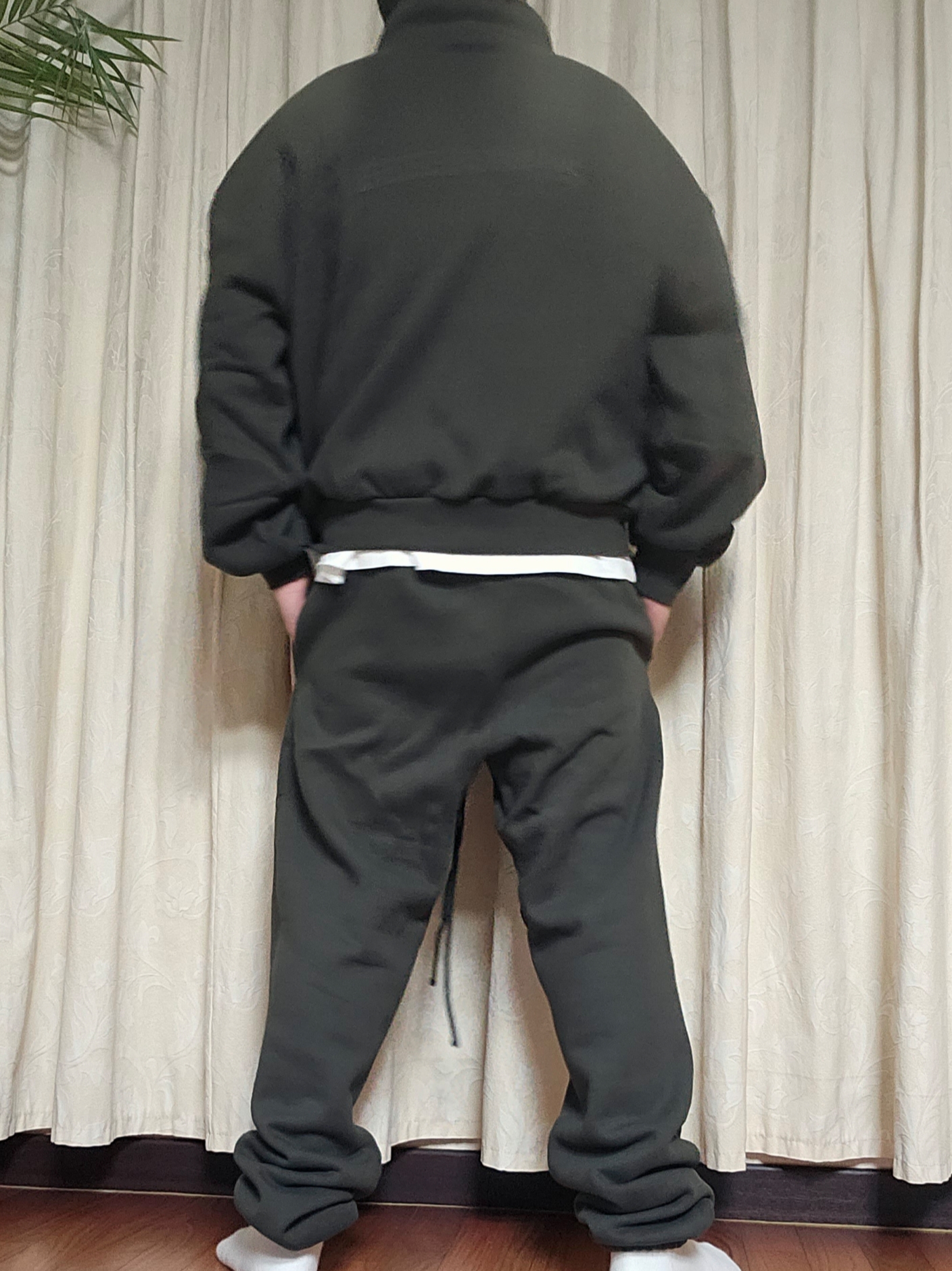 (W) Essentials Full Zip Jacket Off Black - 23SS, Essentials Sweatpants Off Black - 23SS 착용 스타일 - 3