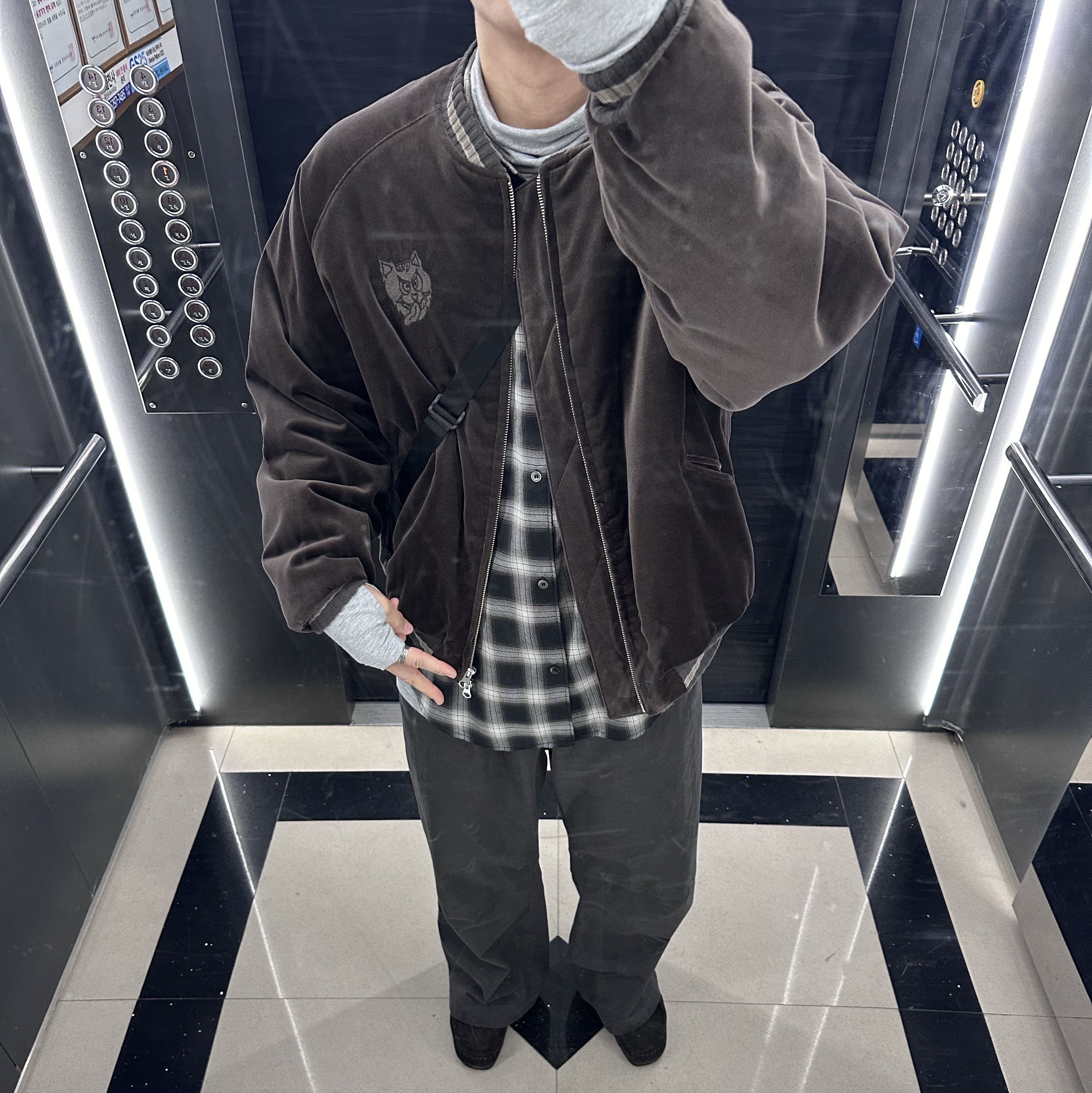 Polyteru x HANK Velvet Souvenir Jacket Brown - 23FW 착용 스타일