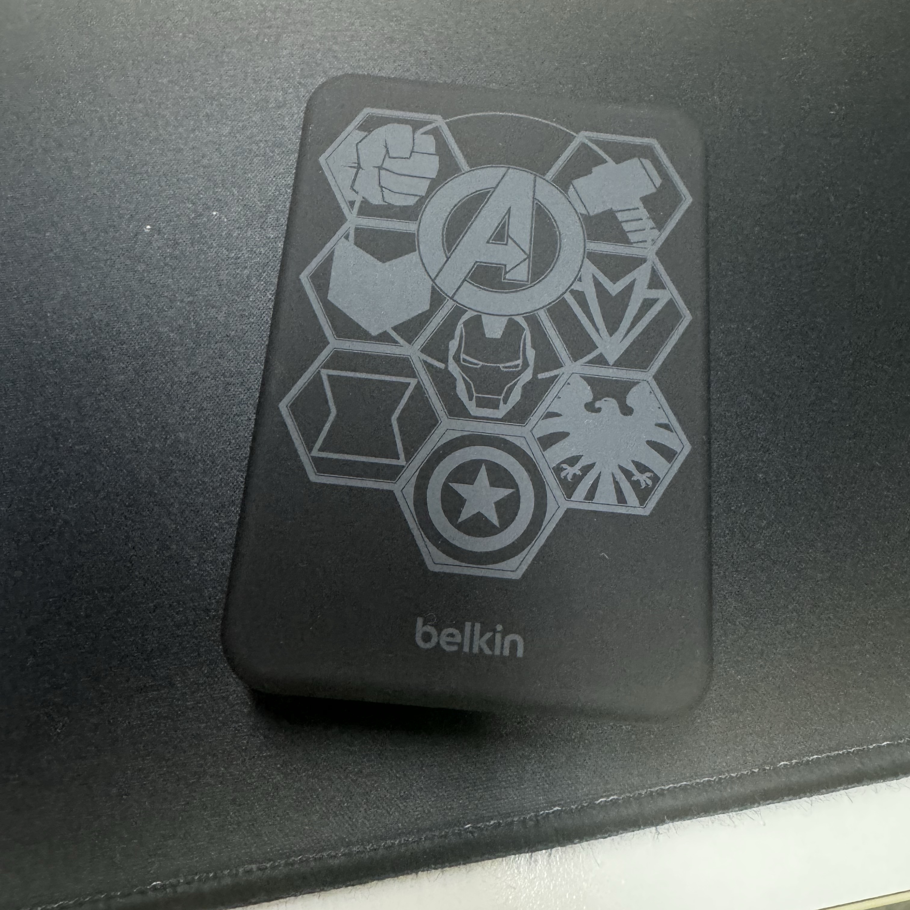 Belkin Marvel IRONMAN Character 5000mAh MagSafe Magnetic Wireless Charging Battery 착용 스타일
