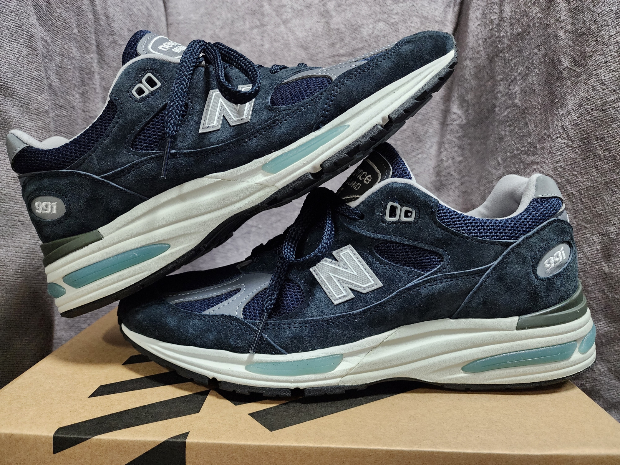 New Balance 991v2 Made in UK Dark Navy Smoked Pearl, New Balance x Stone Island 991v2 Made in UK Black Olive Night 착용 스타일 - 1