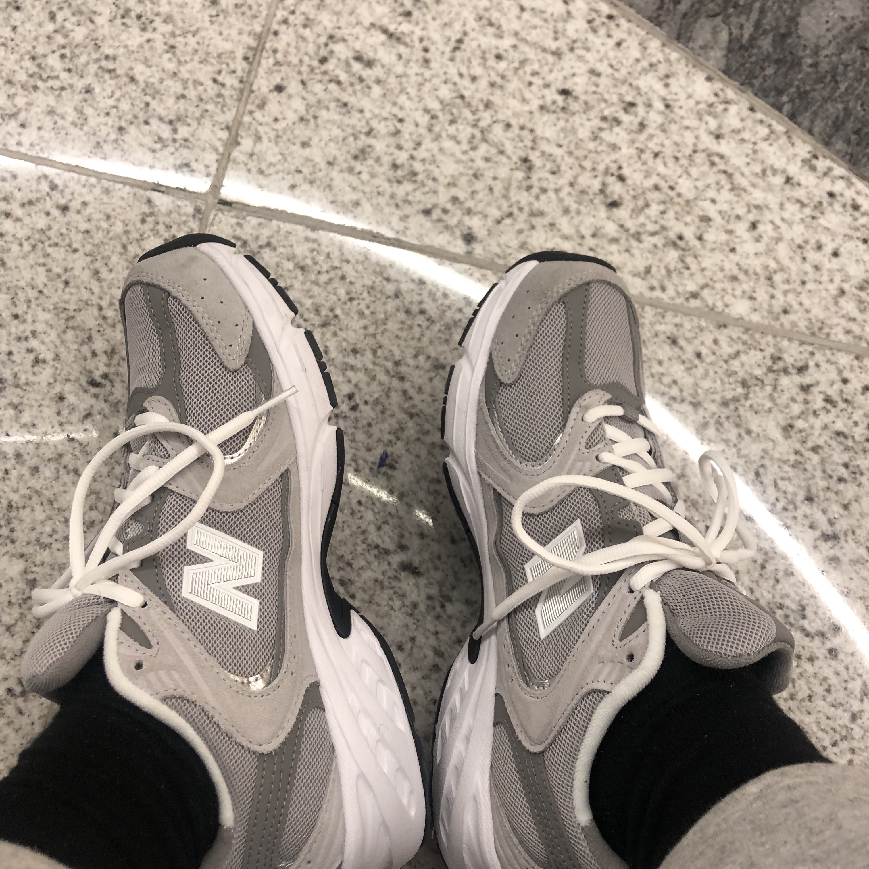 New Balance 530 Grey 착용 스타일