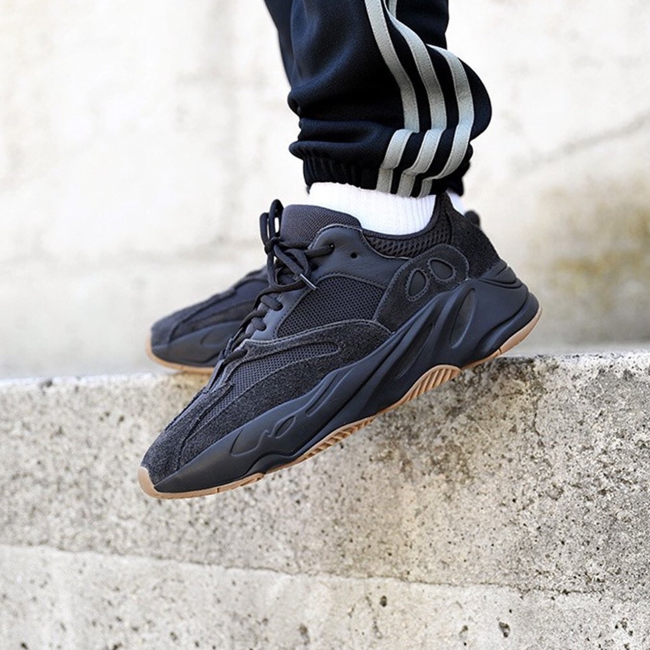 Adidas Yeezy Boost 700 Utility Black 2023 착용 스타일 - 2