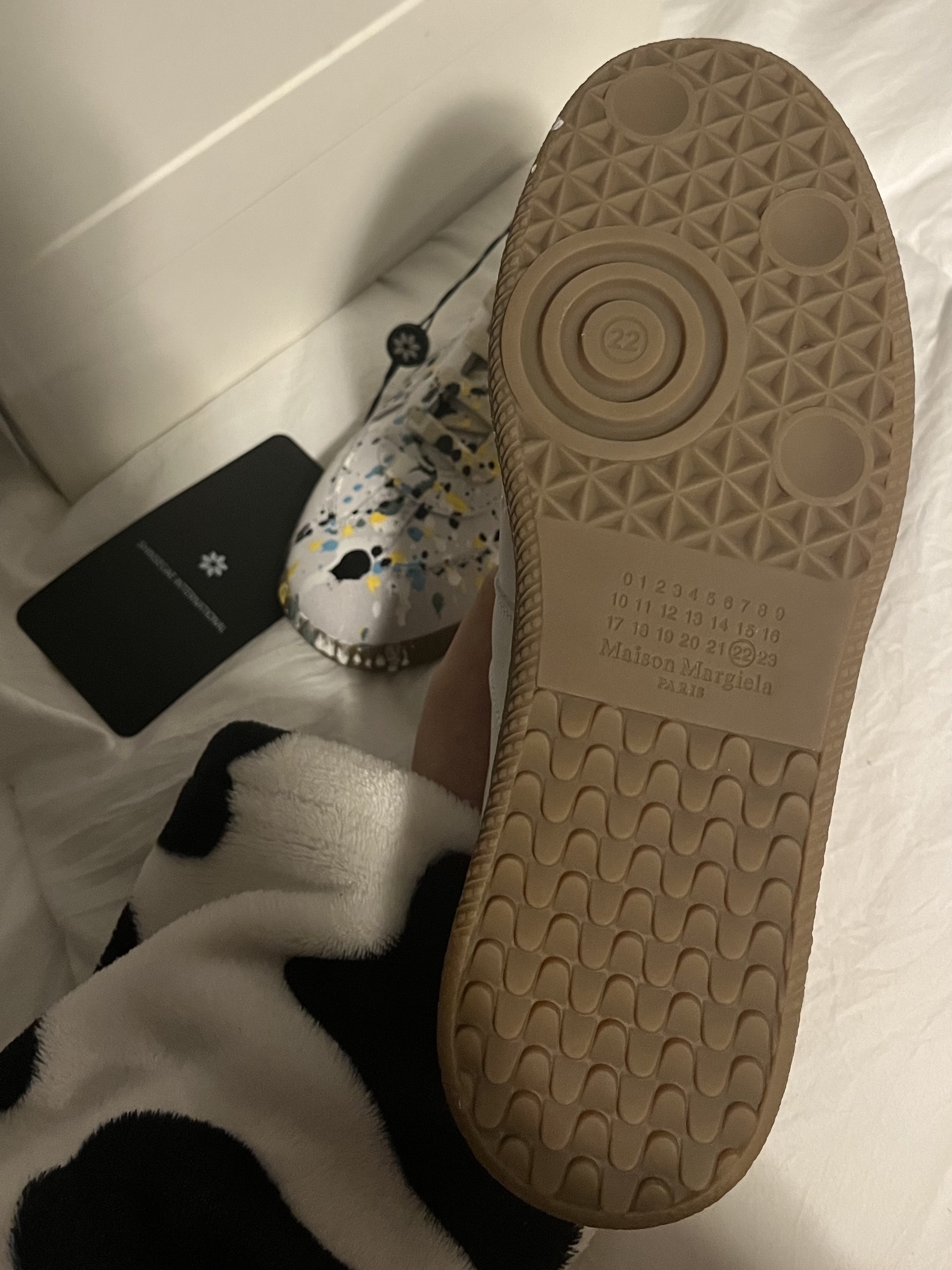 (W) Maison Margiela Replica Paint Drop Sneakers Light Grey 착용 스타일 - 3