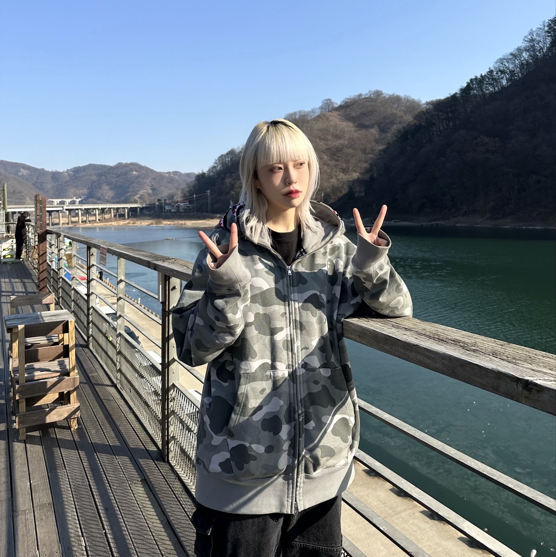 (W) Balenciaga 3XL Sneakers Light Beige, (W) BAPE Sta Camo Shark Full Zip Hoodie Black 착용 스타일 - 2