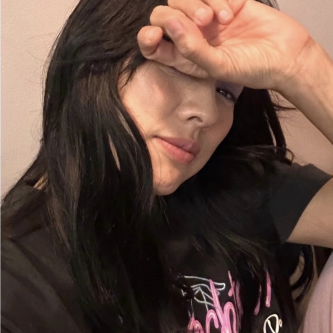 갤러리 디파트먼트 바디 칵테일 티셔츠 블랙 착용 스타일