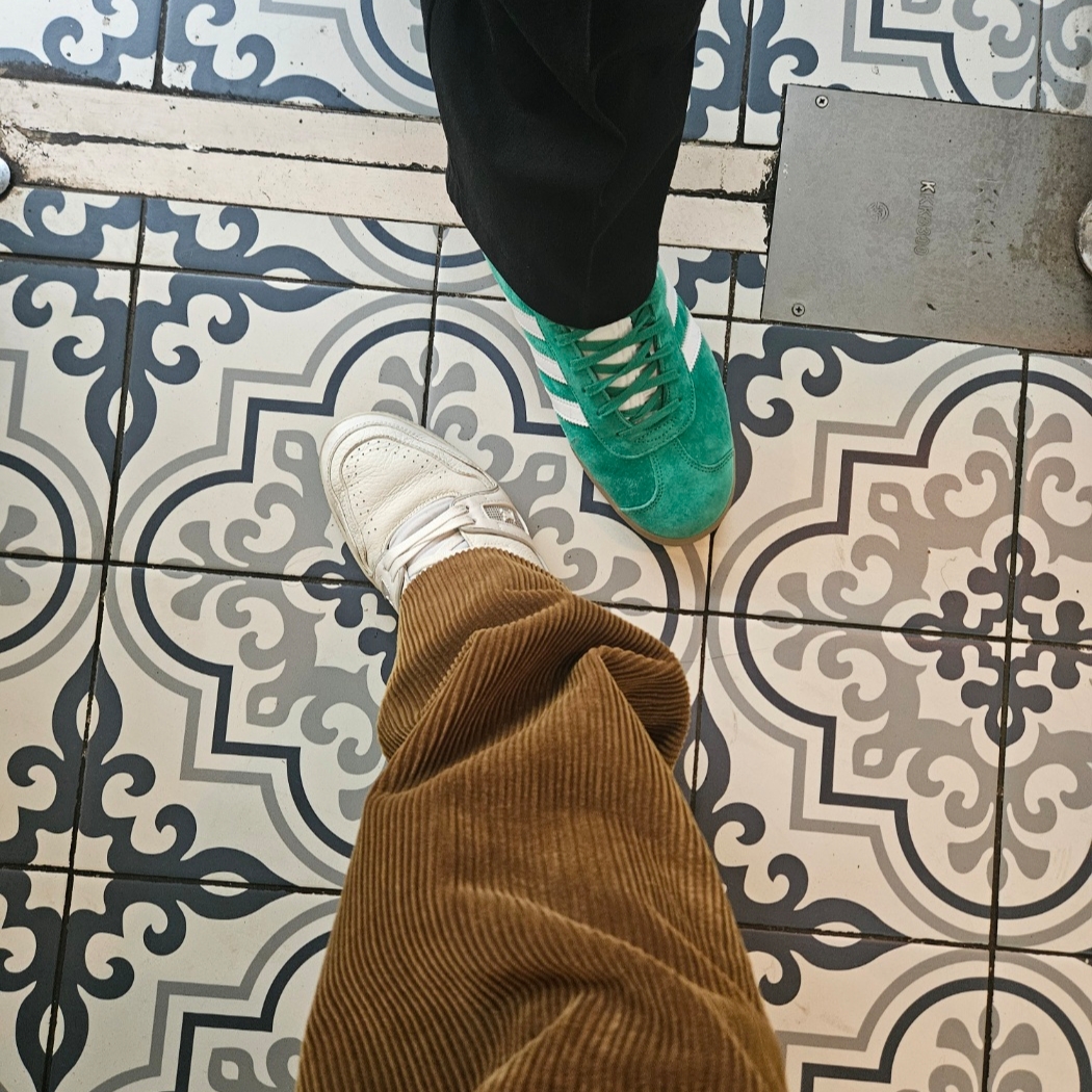 Adidas Gazelle Court Green Cloud White, Louis Vuitton LV Trainer Maxi Sneakers White 착용 스타일