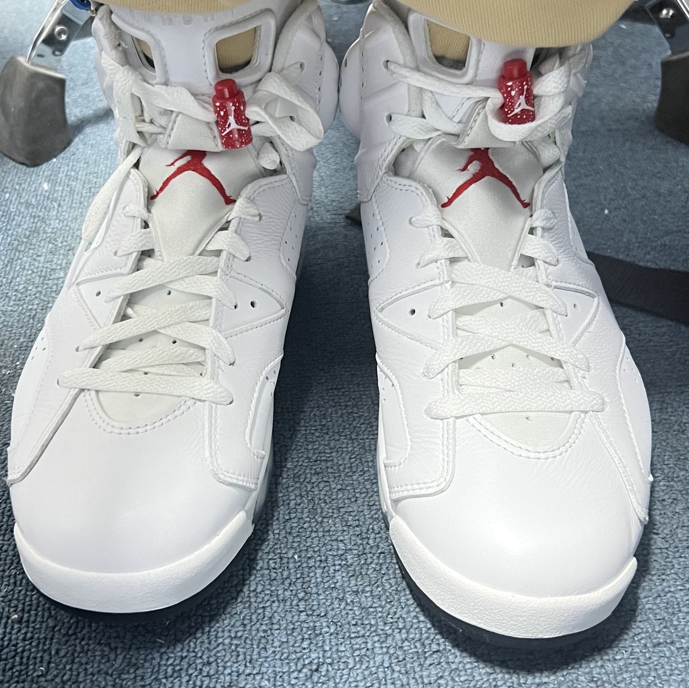 Jordan 6 Retro White and University Red 착용 스타일 - 1