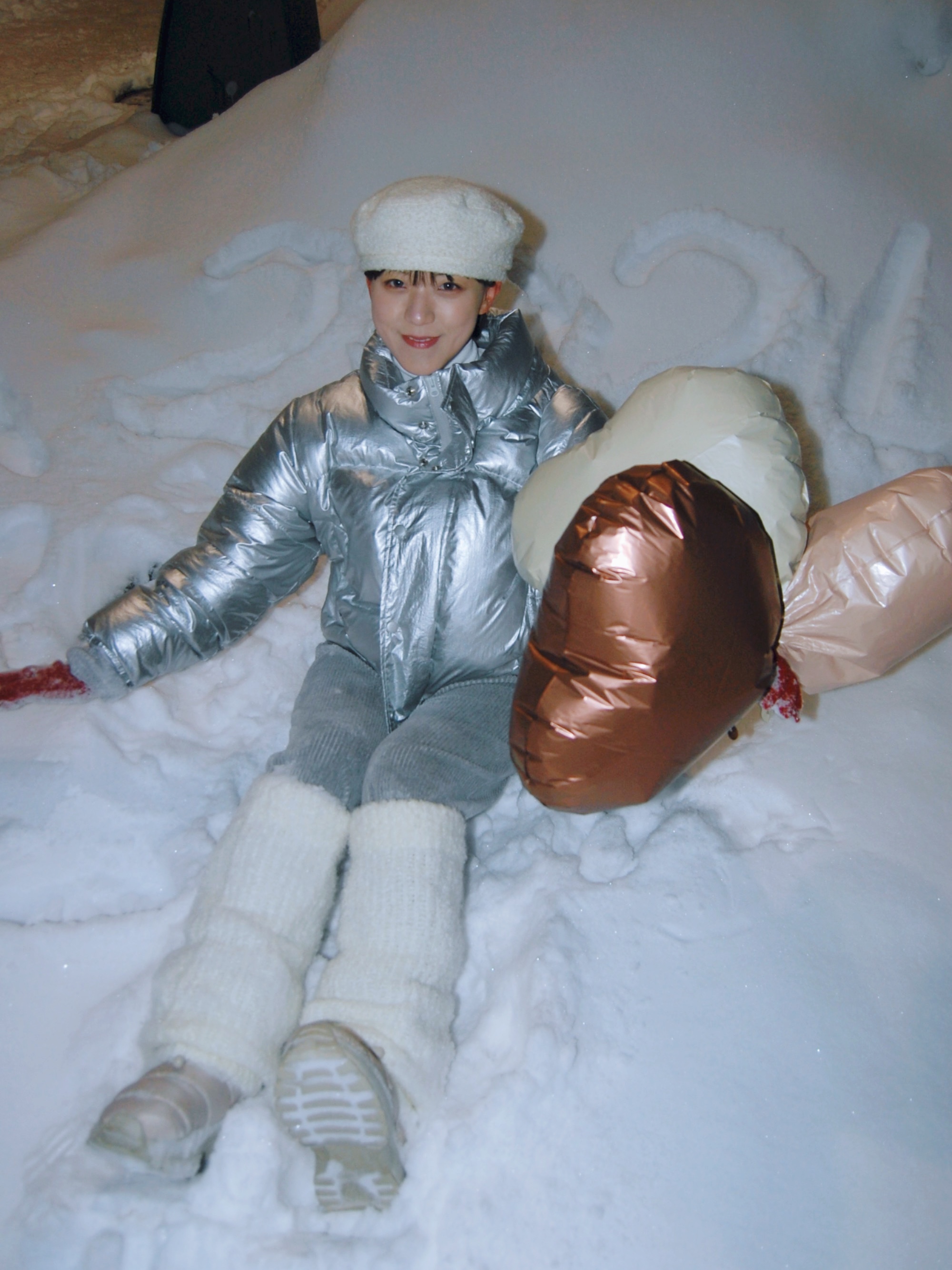Millo Women Curved Short Puffer Jacket Silver 착용 스타일 - 1