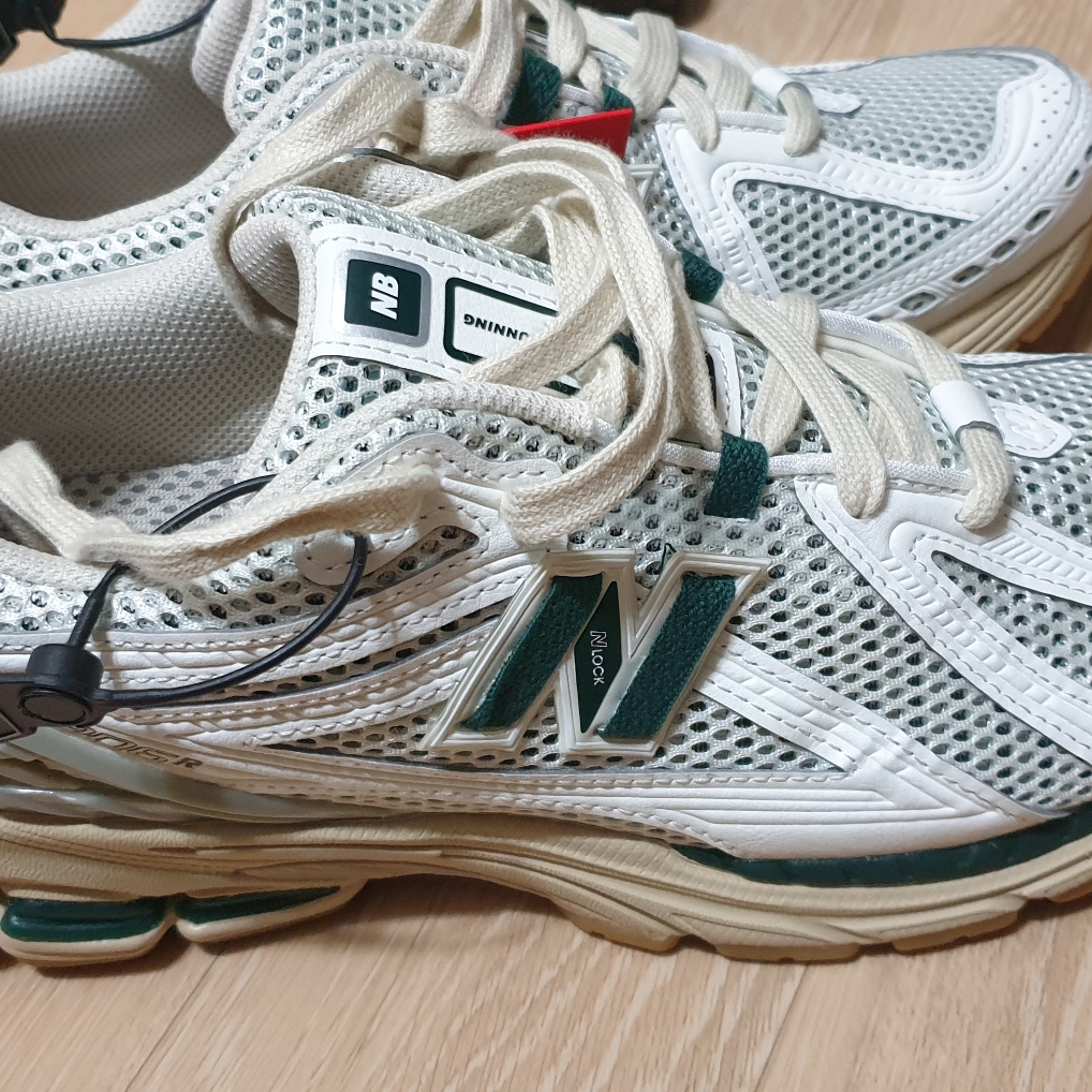 New Balance 1906R Silver Green 착용 스타일 - 1