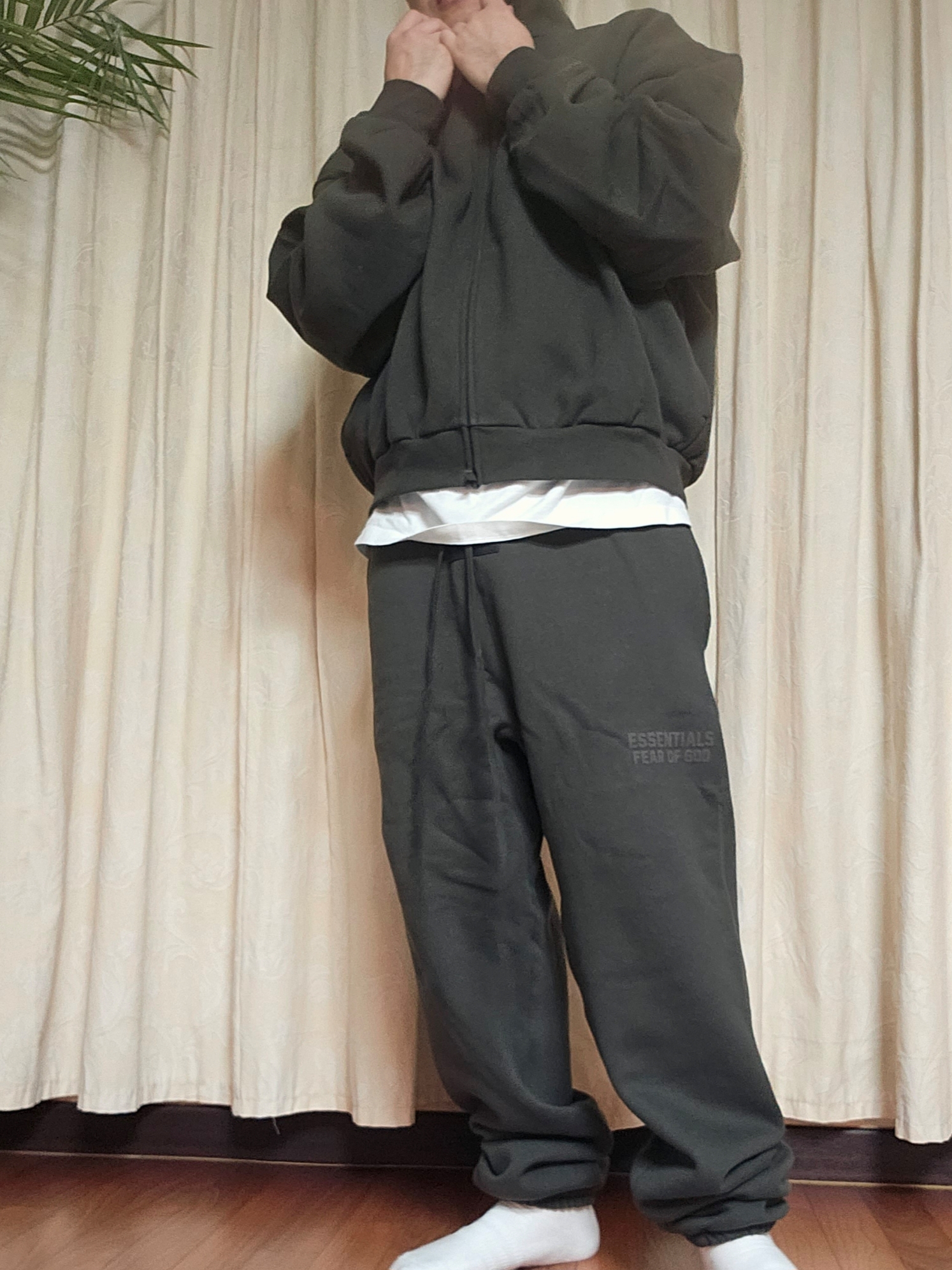 (W) Essentials Full Zip Jacket Off Black - 23SS, Essentials Sweatpants Off Black - 23SS 착용 스타일 - 1