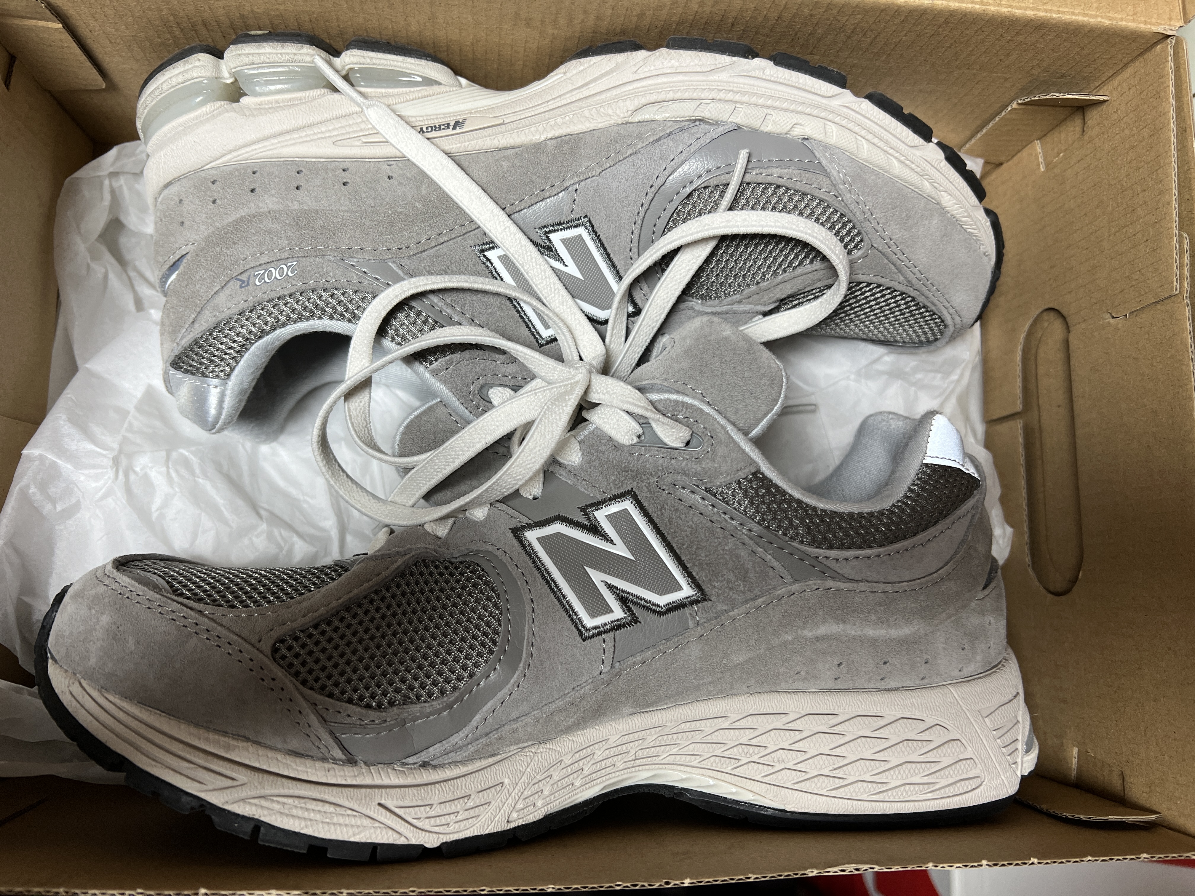 New Balance 2002R Grey 착용 스타일