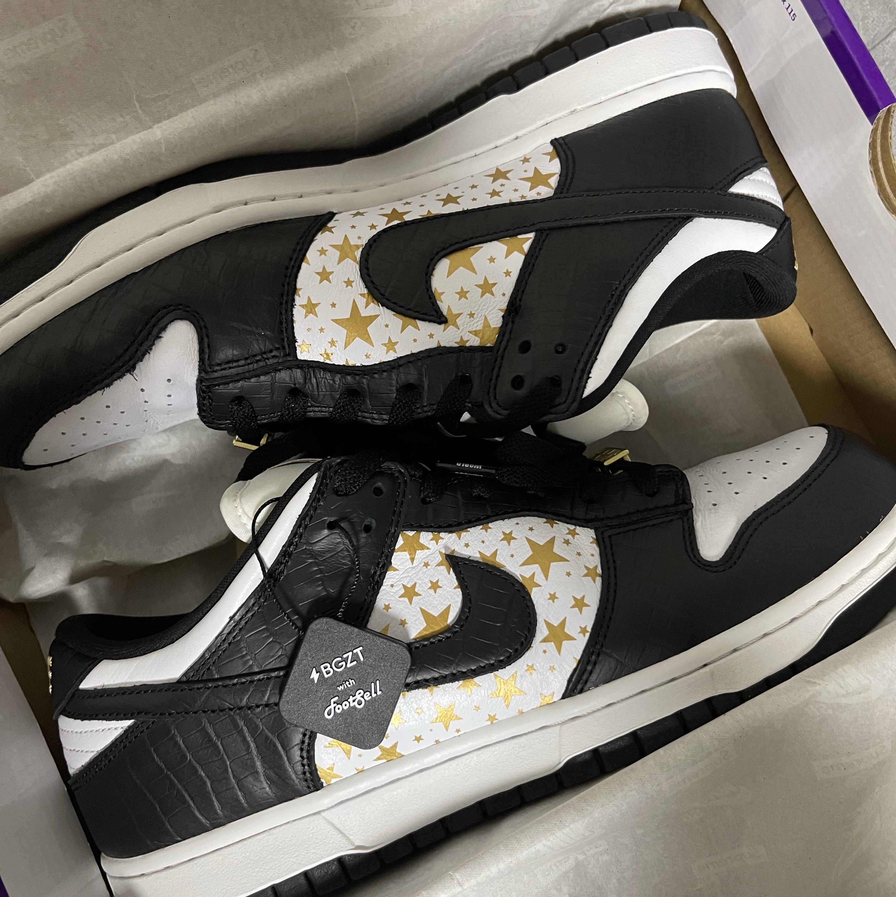 Nike x Supreme SB Dunk Low Black 착용 스타일