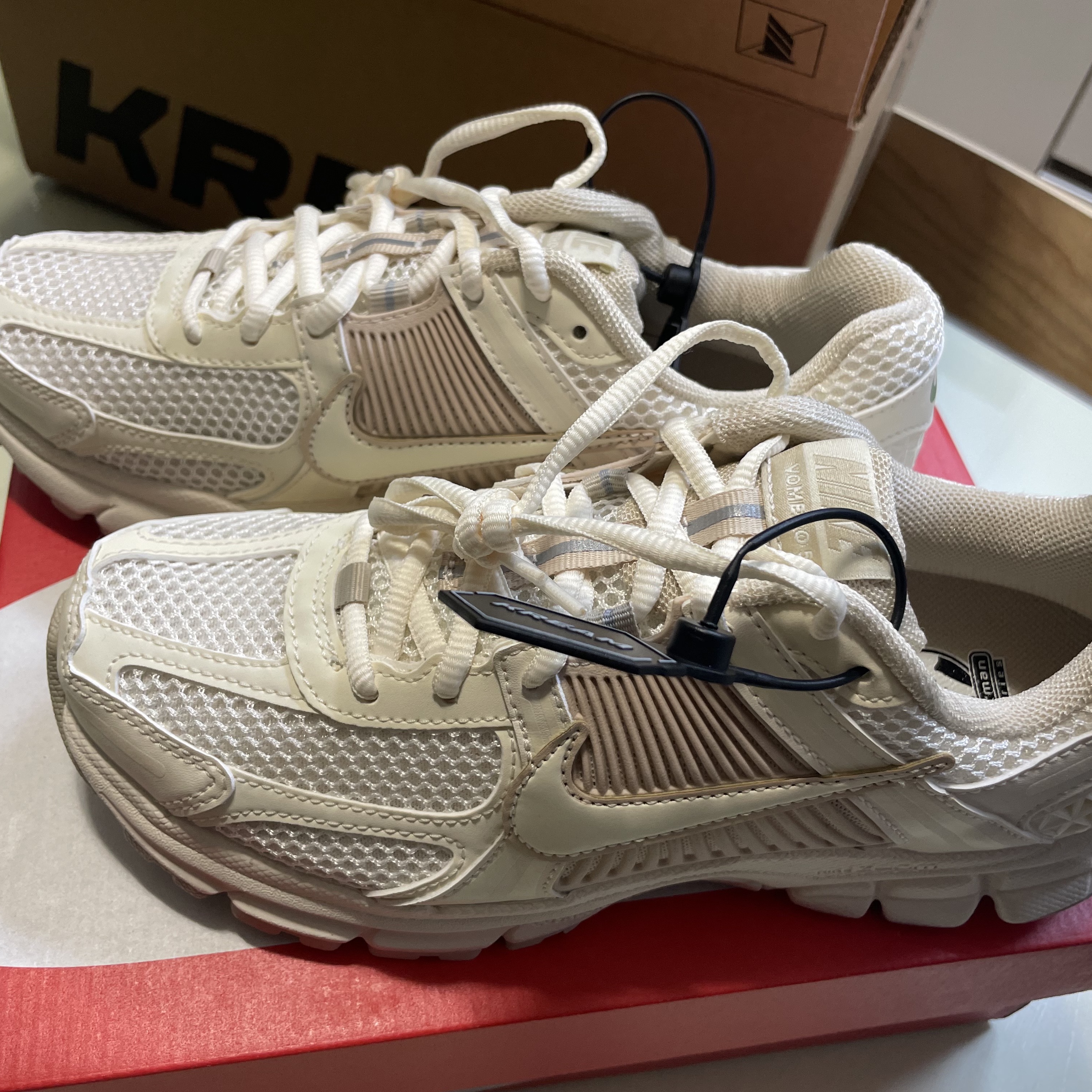 (W) Nike Zoom Vomero 5 Pale Ivory Sanddrift 착용 스타일