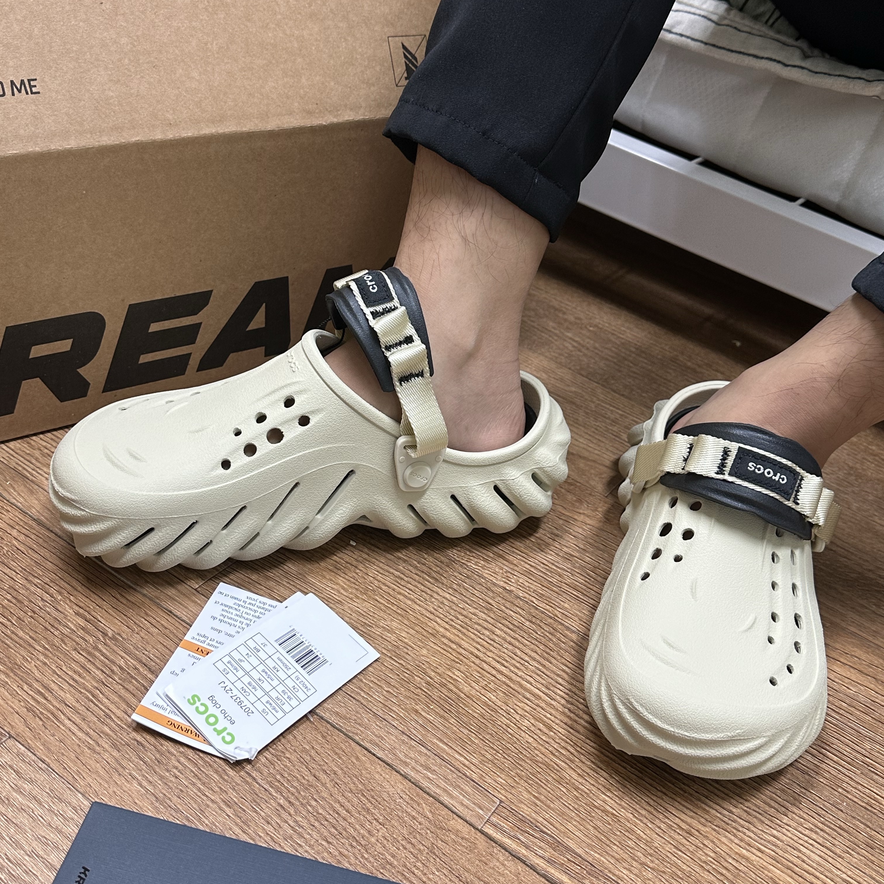 Crocs Echo Clog Bone Black 착용 스타일