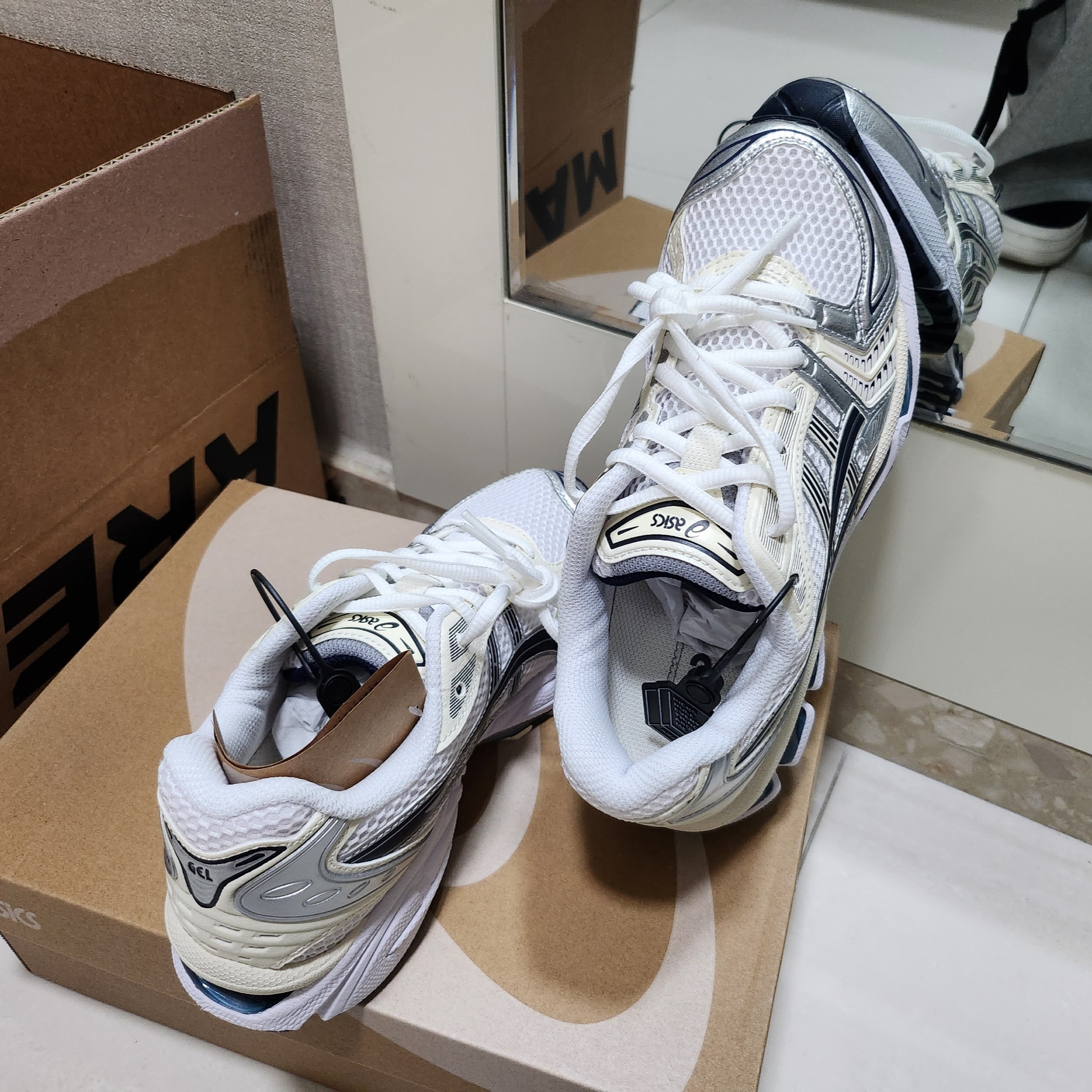 (W) Asics Gel-Kayano 14 White Midnight 착용 스타일 - 3