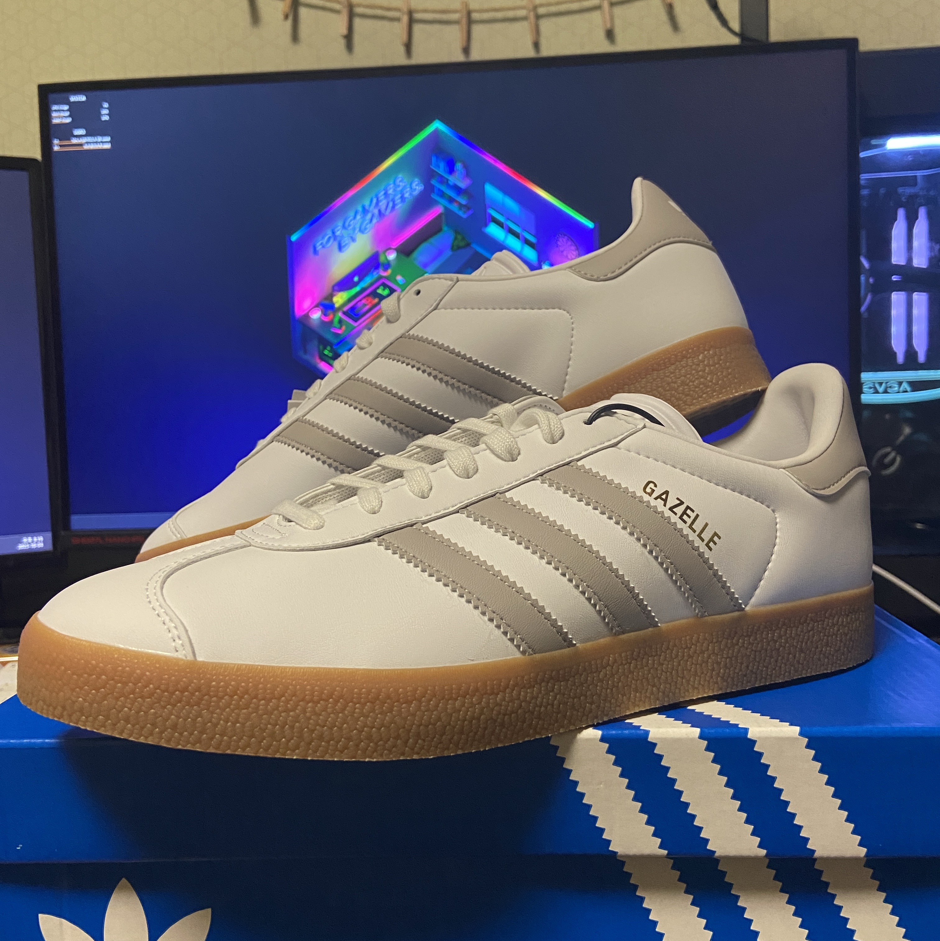 Adidas Gazelle White Grey 착용 스타일