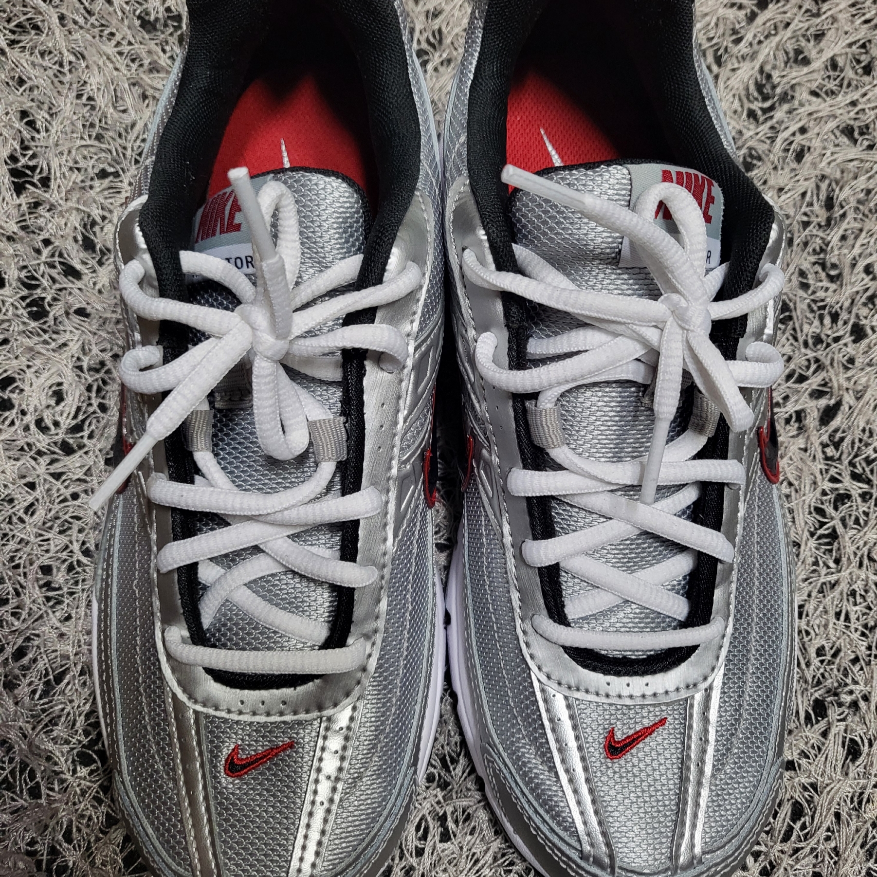 Nike Initiator Metallic Silver Black 착용 스타일
