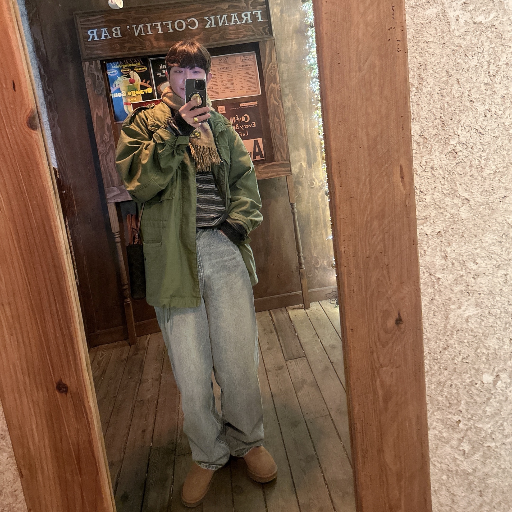 Aviemuah Ave Phone Knob Matt Gold, (W) UGG Classic Mini II Boots Chestnut 착용 스타일