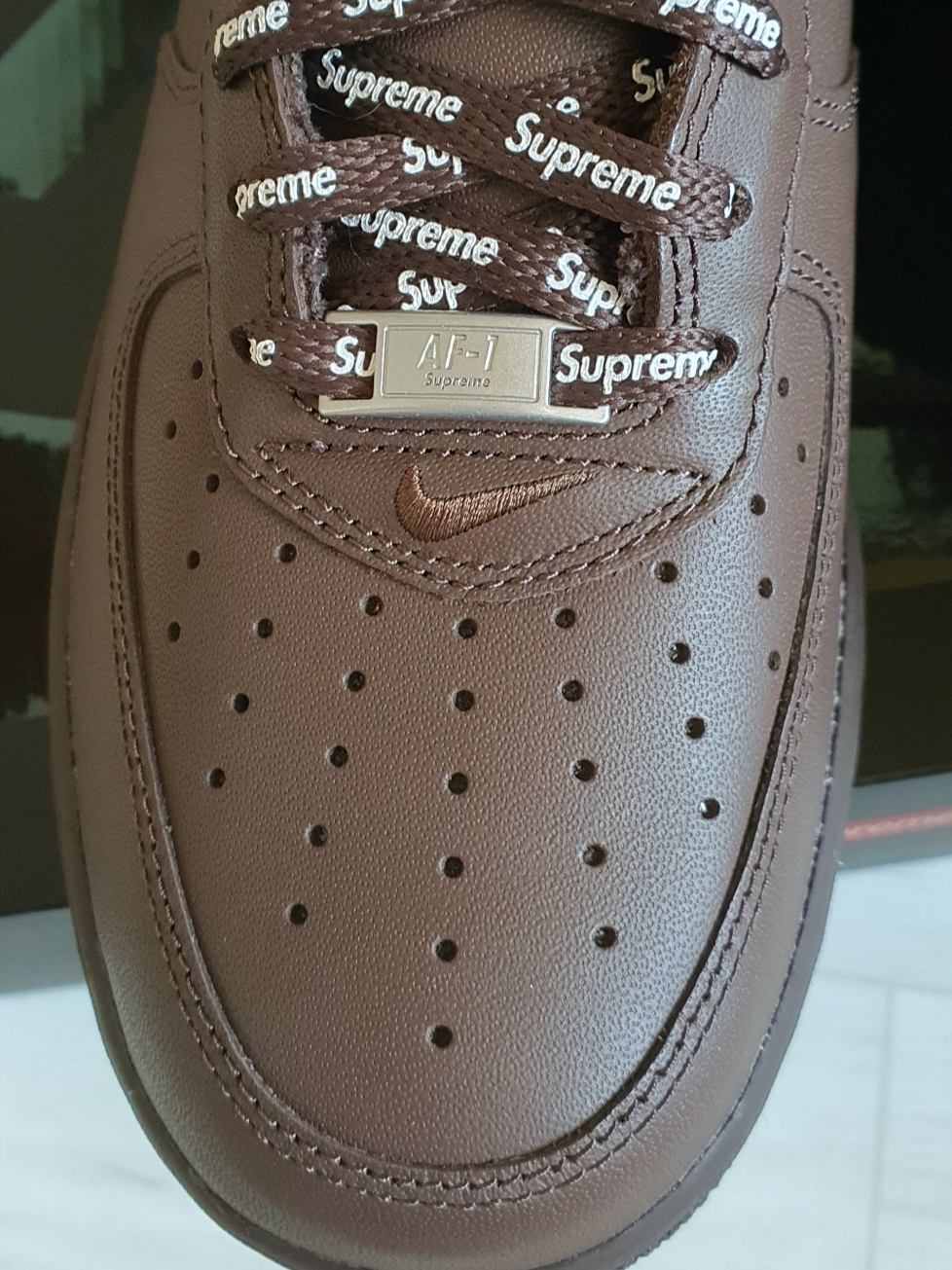 Nike x Supreme Air Force 1 Low Baroque Brown 착용 스타일 - 3