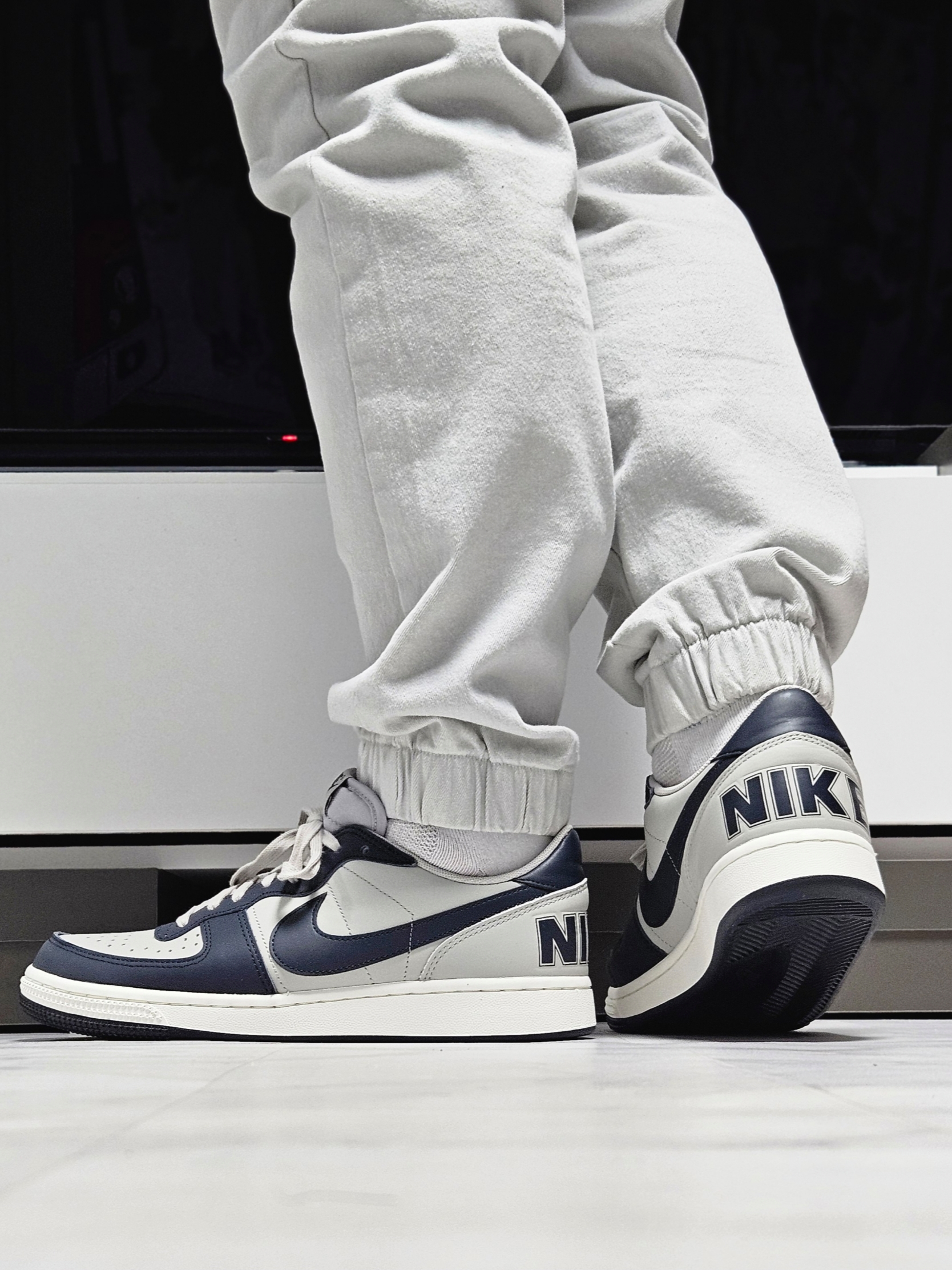 Nike Terminator Low Dark Obsidian and Granite 착용 스타일 - 1