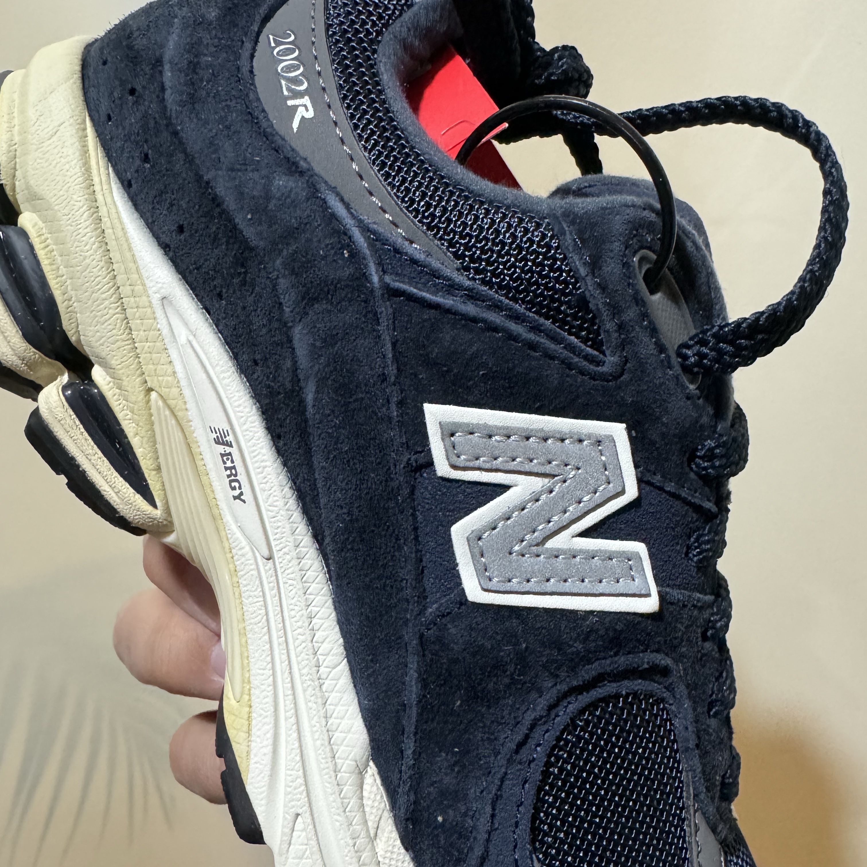 New Balance 2002R Eclipse Castlerock 착용 스타일
