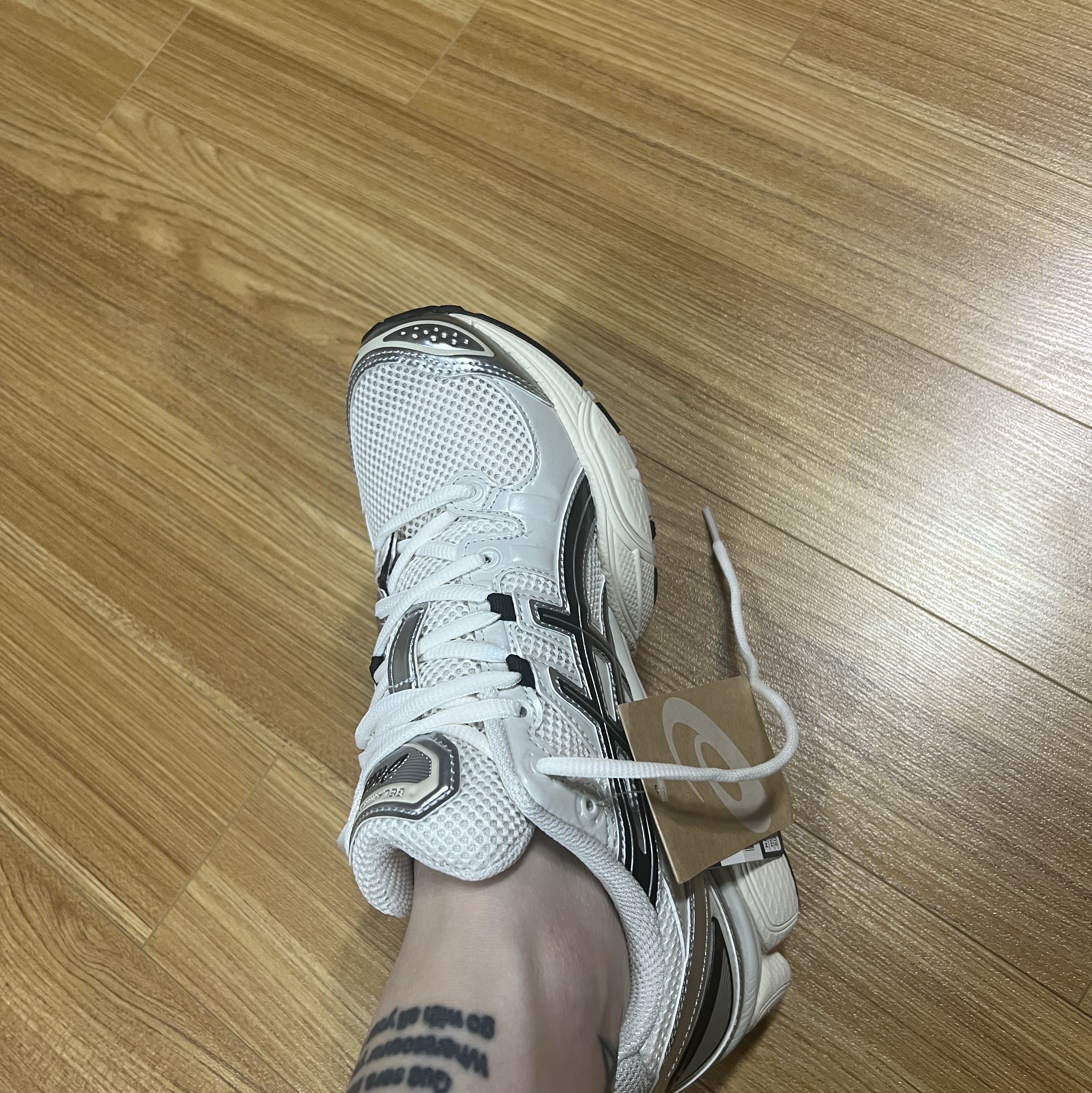 Asics Gel-Nimbus 9 Cream Black 착용 스타일