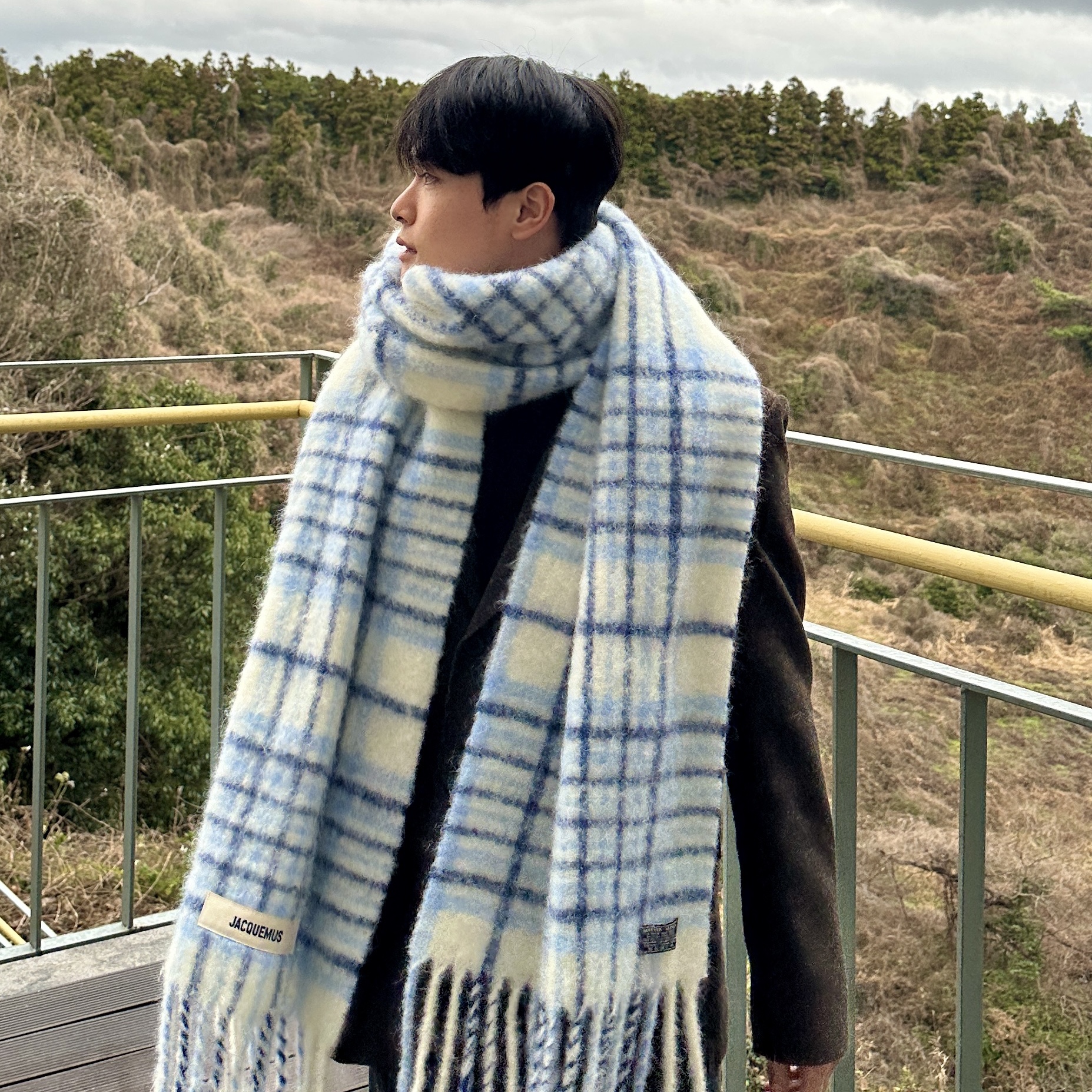 Jacquemus L’echarpe Carro Le Chouchou Jacquard Check Muffler Light Blue 착용 스타일 - 1