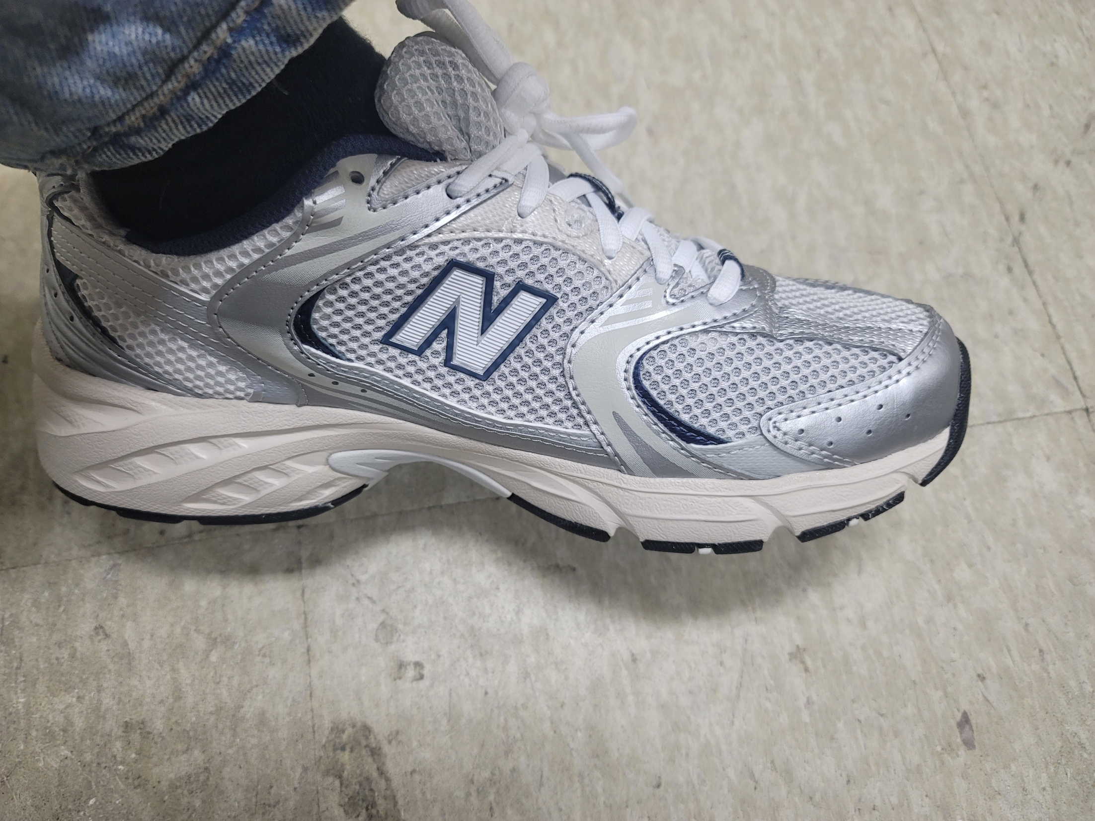 New Balance 530 Steel Grey 착용 스타일