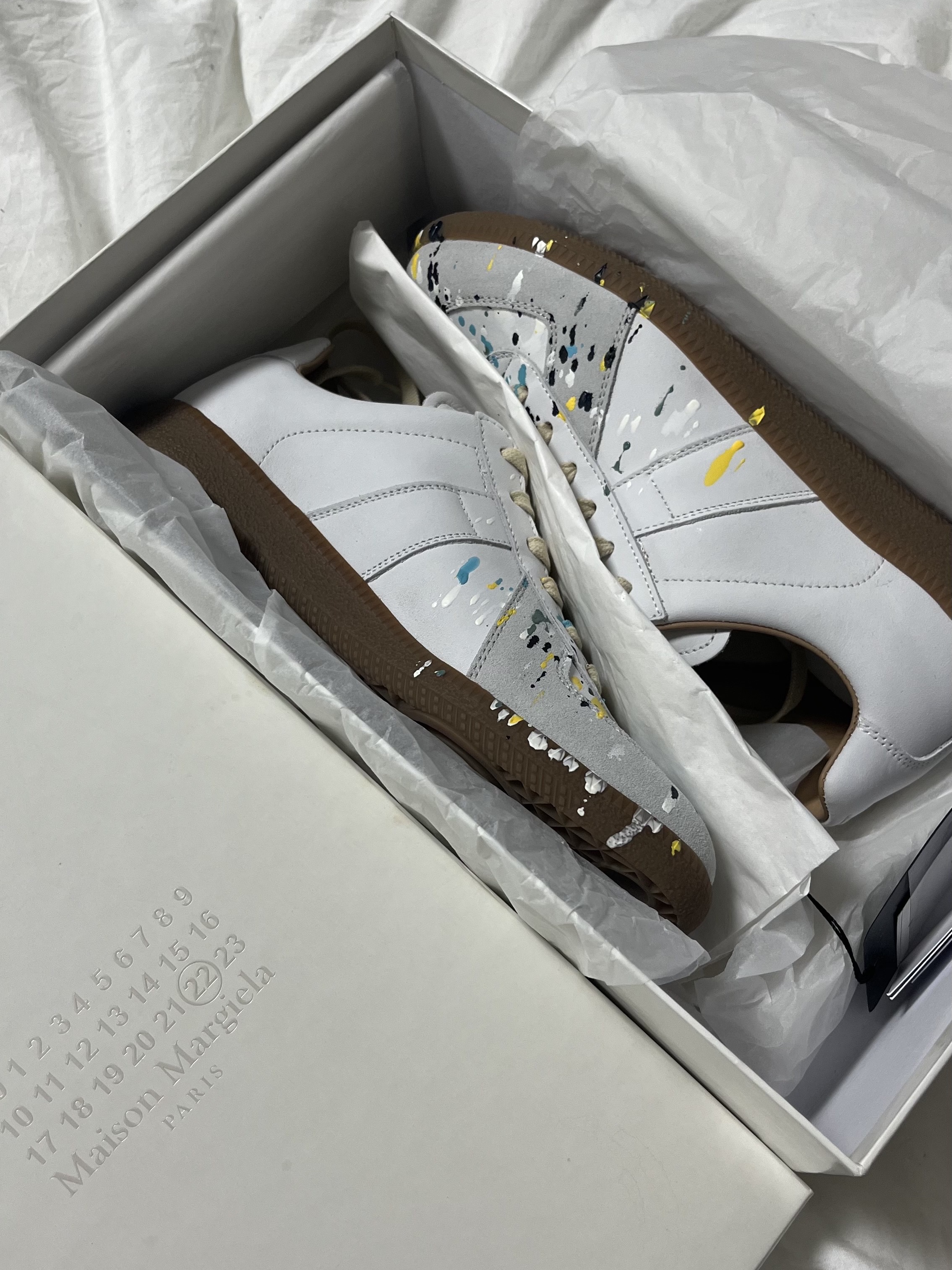 (W) Maison Margiela Replica Paint Drop Sneakers Light Grey 착용 스타일 - 1