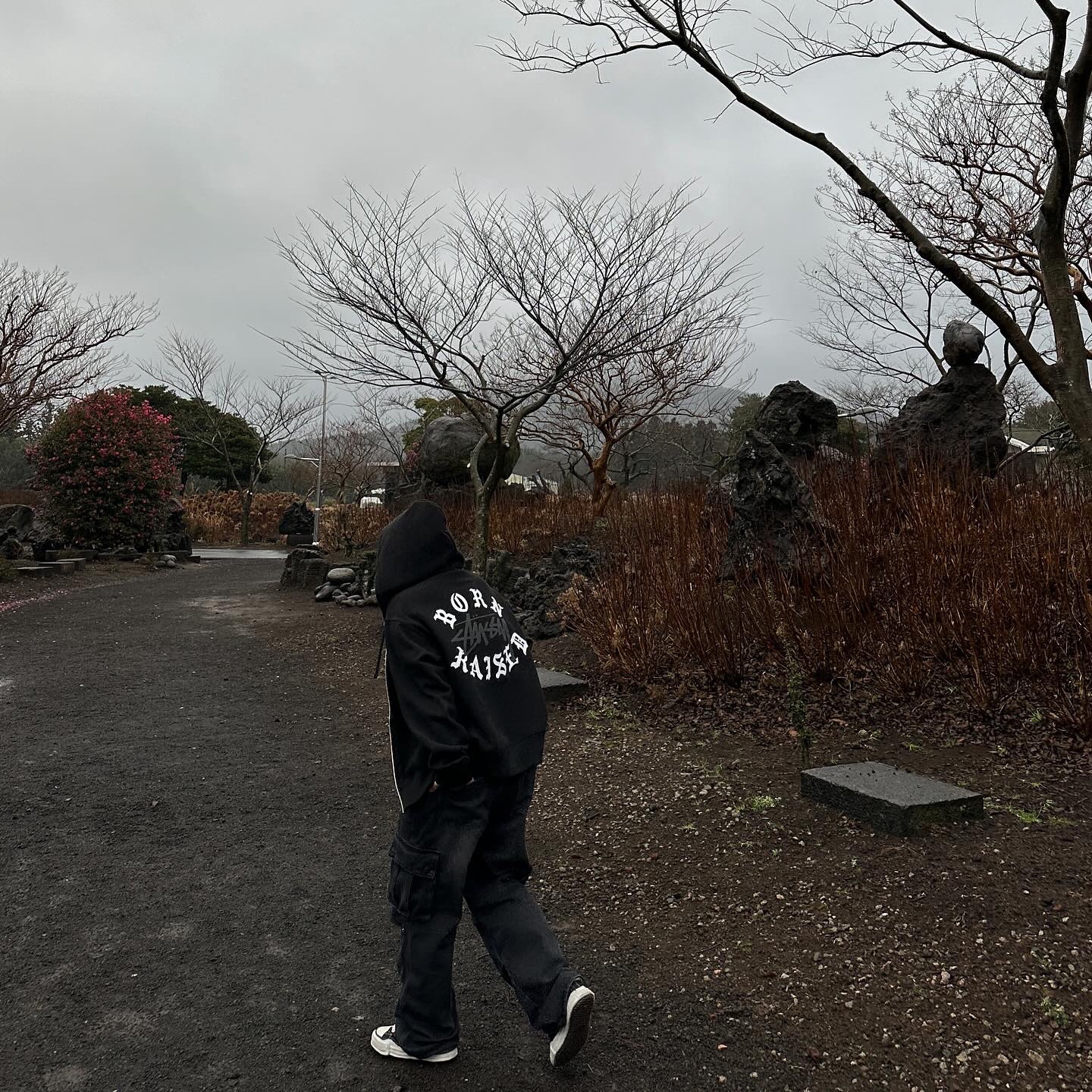 Stussy x Born X Raised Logo Zip Hoodie Black, Maison Mihara Yasuhiro Peterson OG Sole Canvas Low Sneakers Black 착용 스타일 - 2