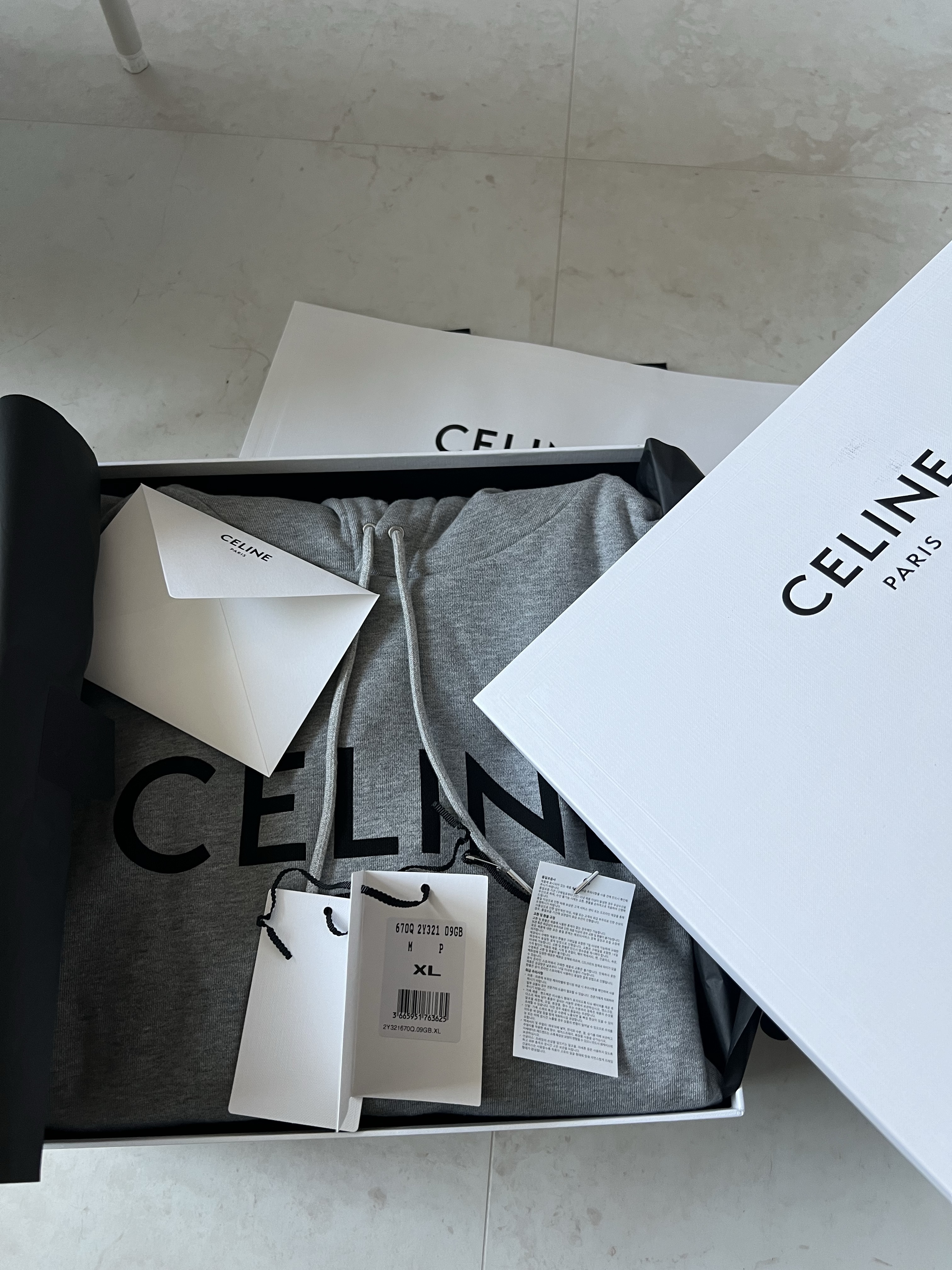 Celine Loose Hoodie in Cotton Fleece Grey Black 착용 스타일 - 2