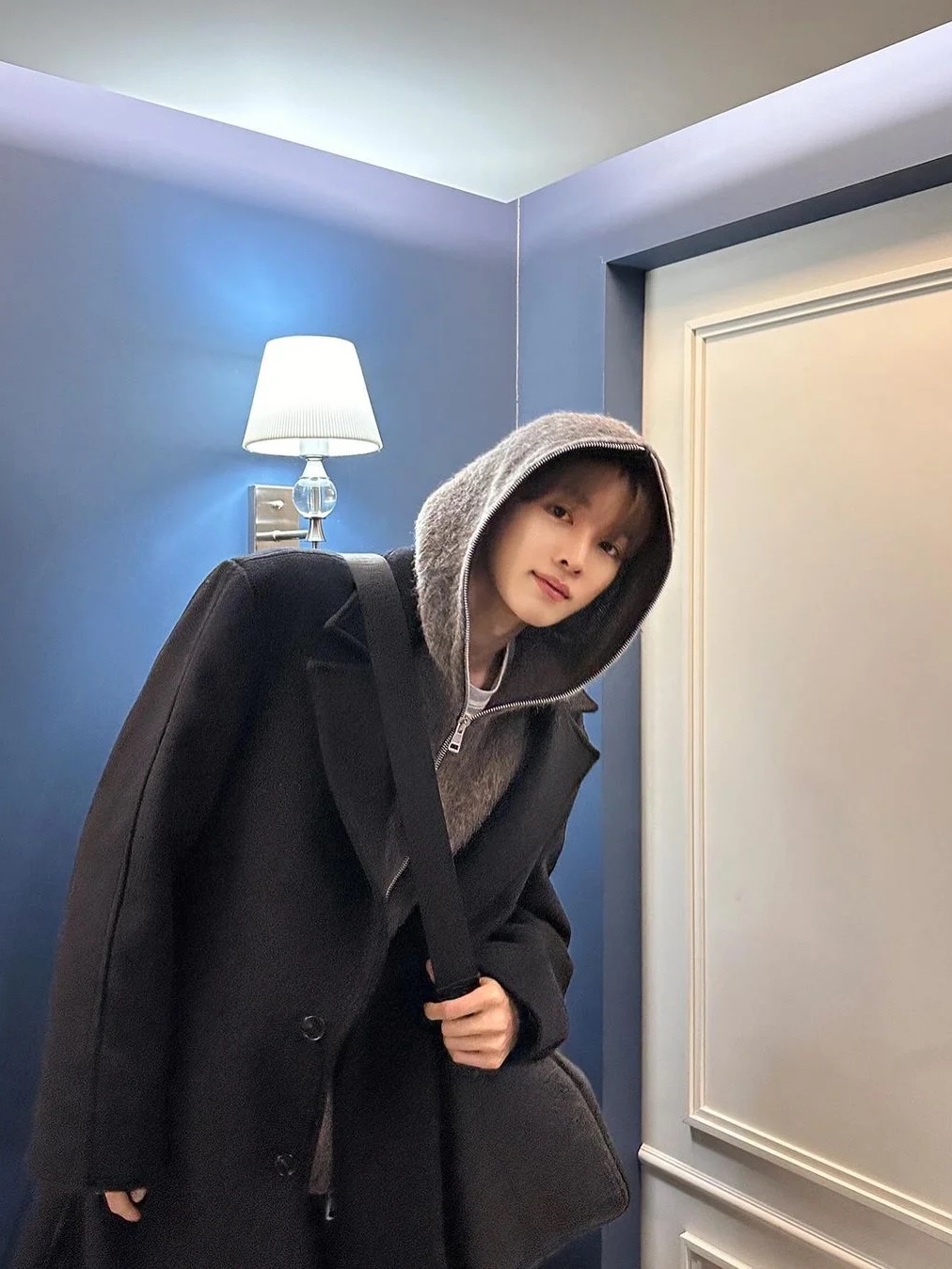 Our Legacy Hairy Wool Whale Coat Black, [KREAM 단독] STU Overfit Double Breasted Cashmere Coat Grey 착용 스타일 - 2