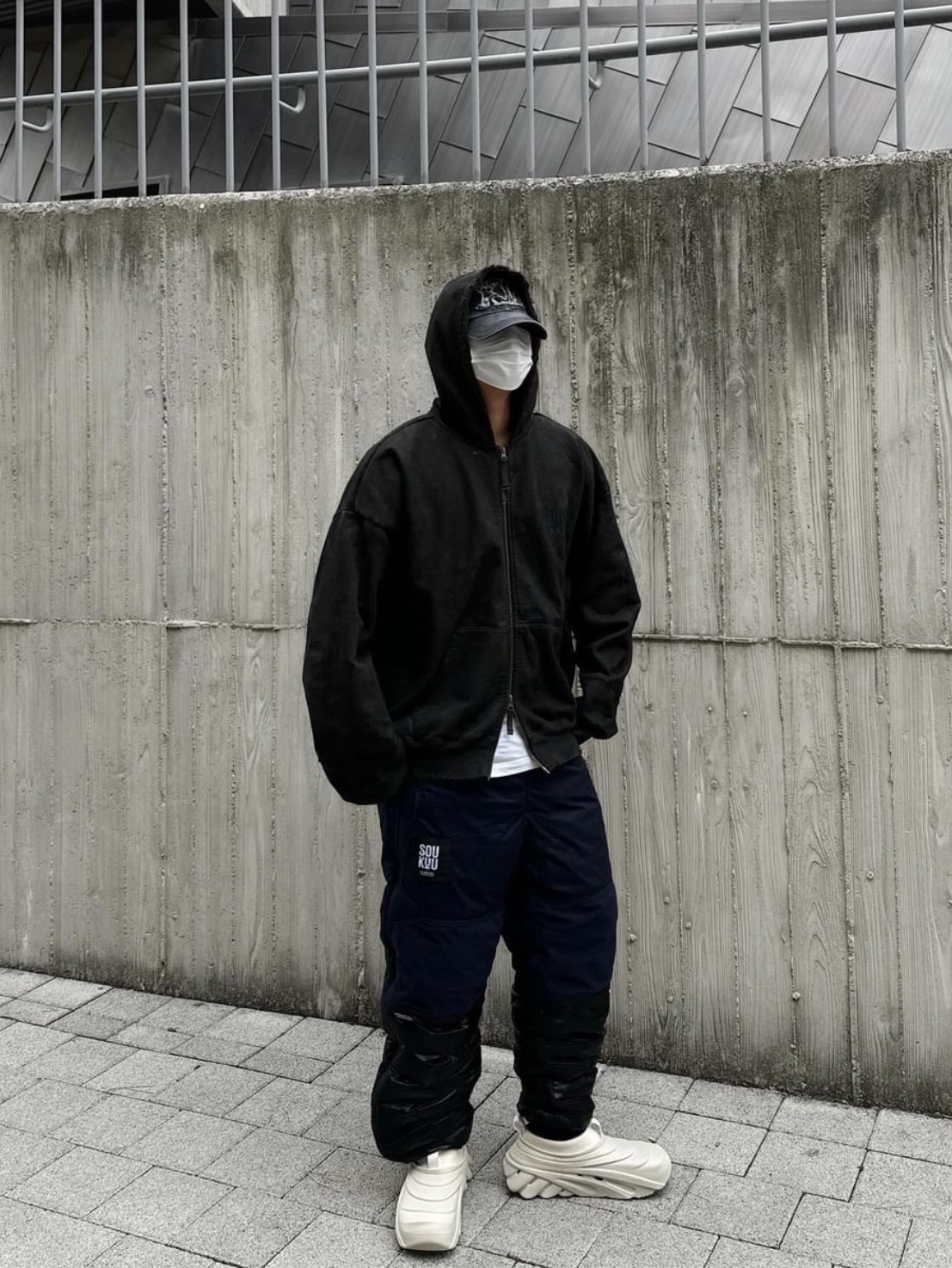 Undermycar Soundwave Dirty Coated Hood Zip-Up Black Oil - 23SS, The North Face x Undercover Soukuu 50 50 Down Pant TNF Black Aviator Navy 착용 스타일 - 1